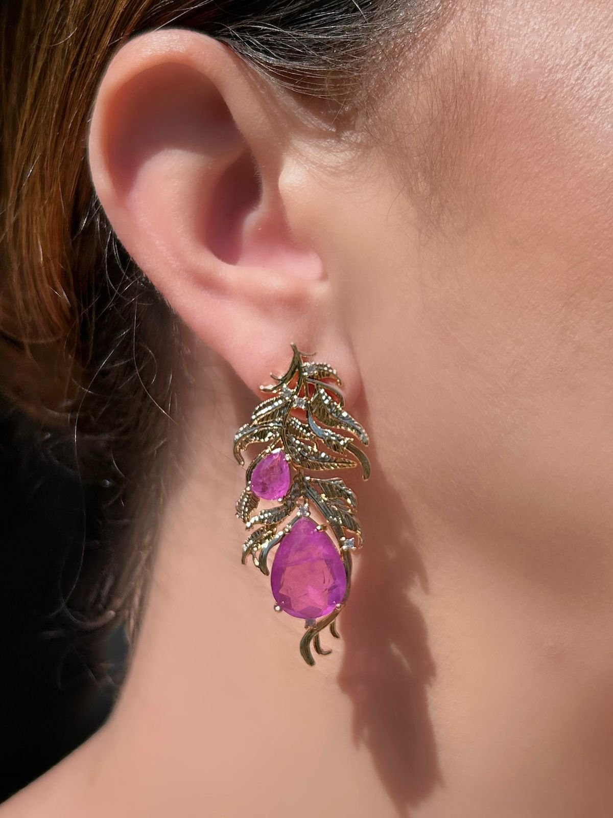 Brinco Folhagem Pedra Fúcsia