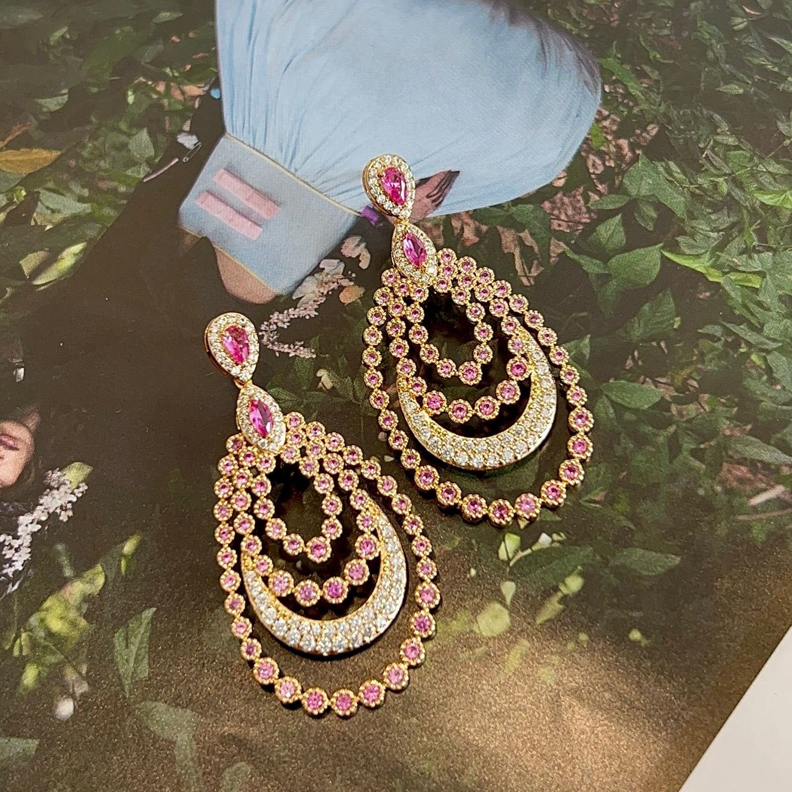 Brinco Luxo Pavão Safira Rosa/Pink Banho de Ouro