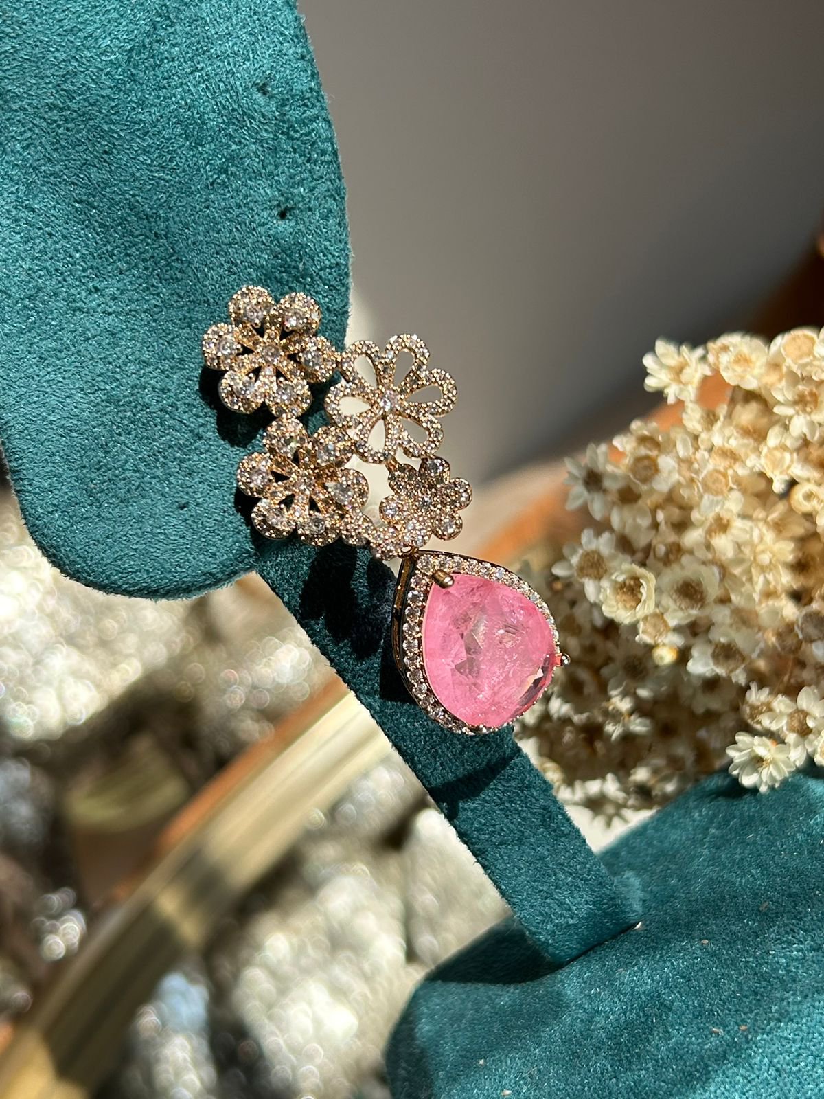 Brinco Três Flores Ligth Pink Banho de Ouro