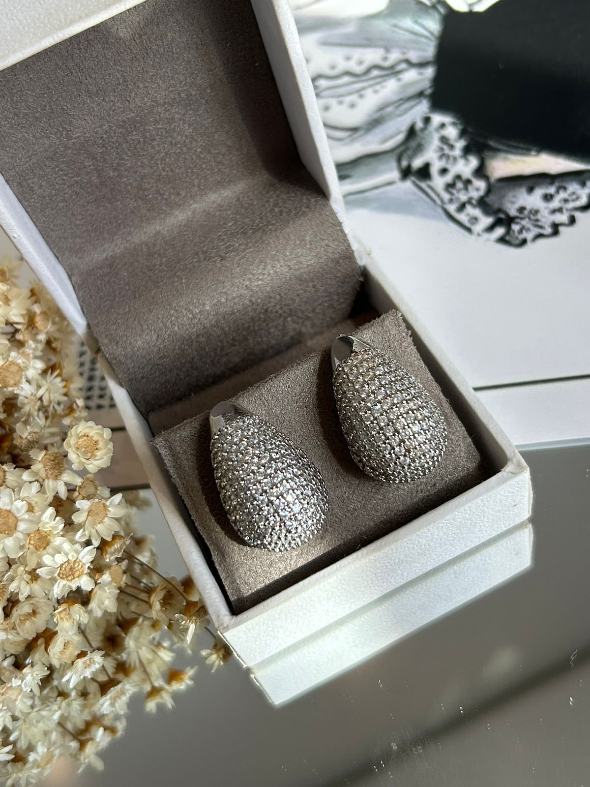 Brinco Gota M Cravejada Banho Ródio Branco