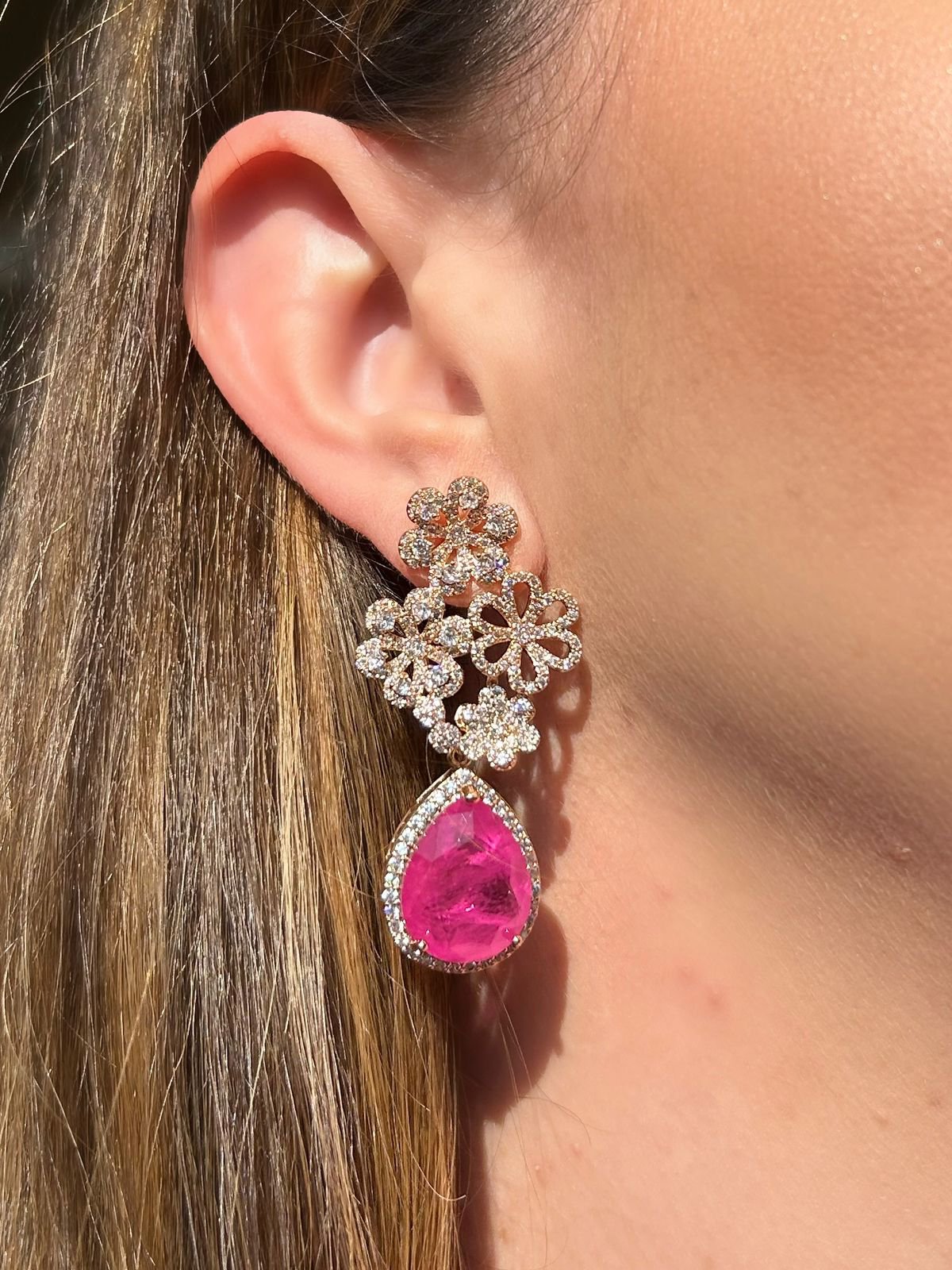 Brinco Três Flores Pink Banho de Ouro