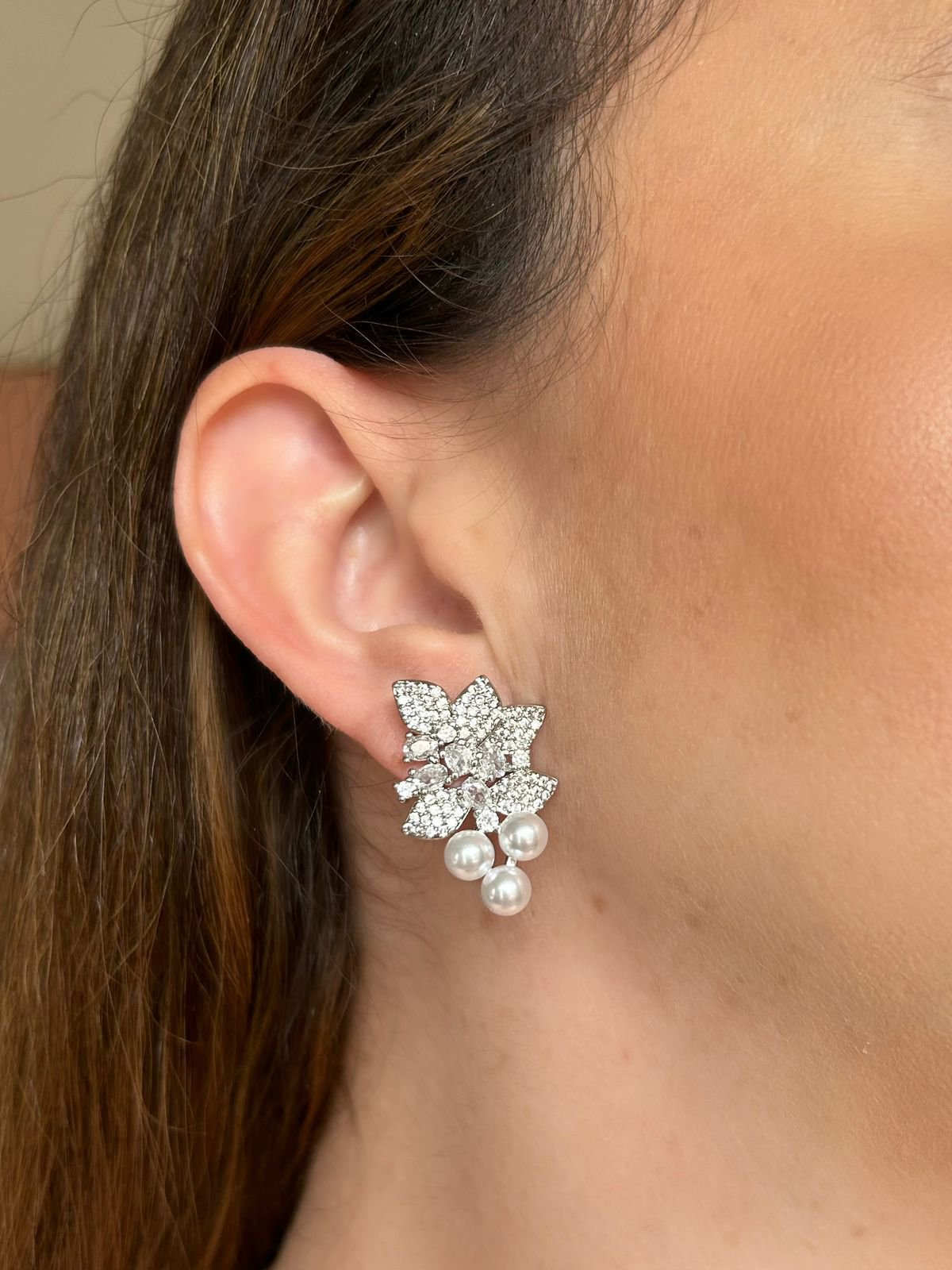 Brinco Cacho de Pérolas Banho Ródio Branco