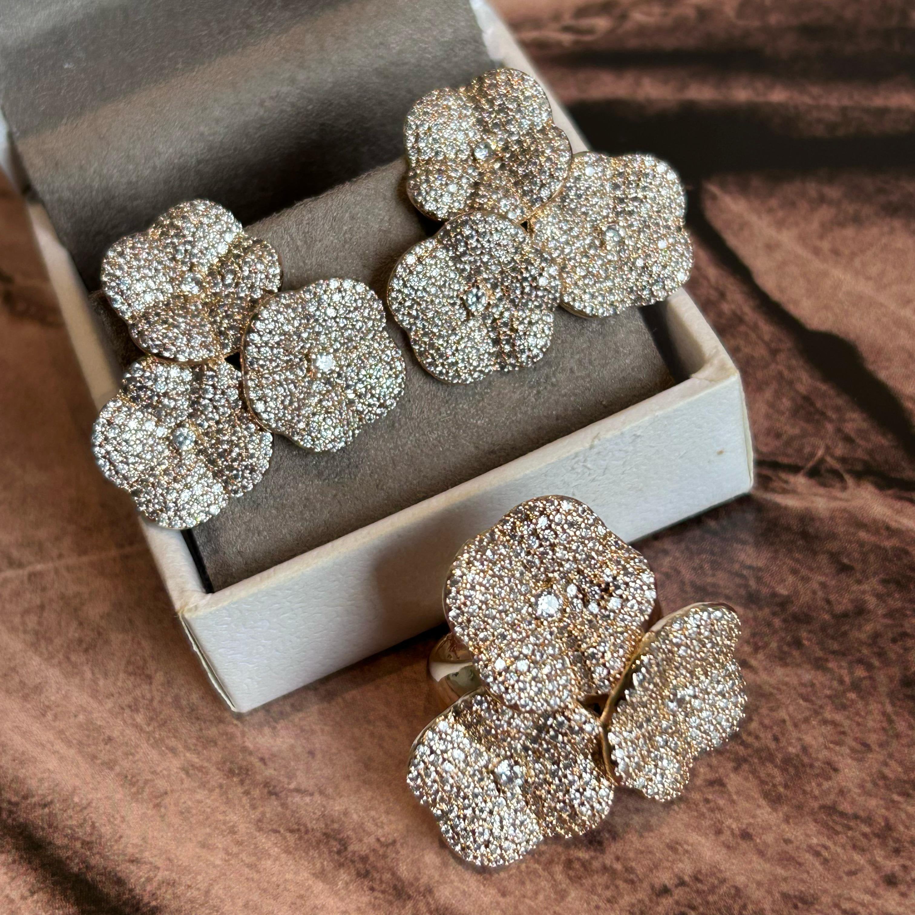 Conjunto Brinco e Anel Três Flores Dourado