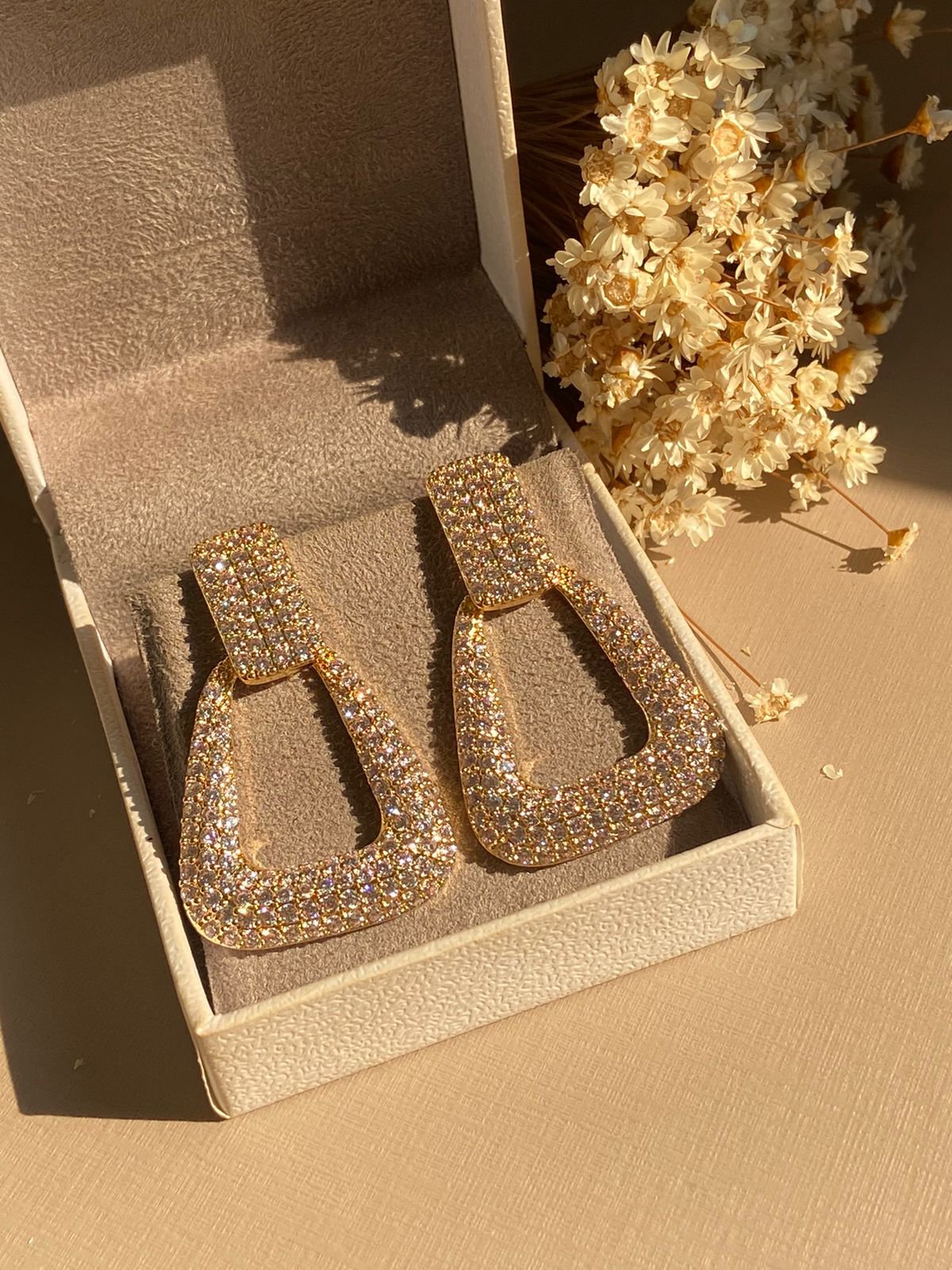 Brinco Cravejado Banho de Ouro