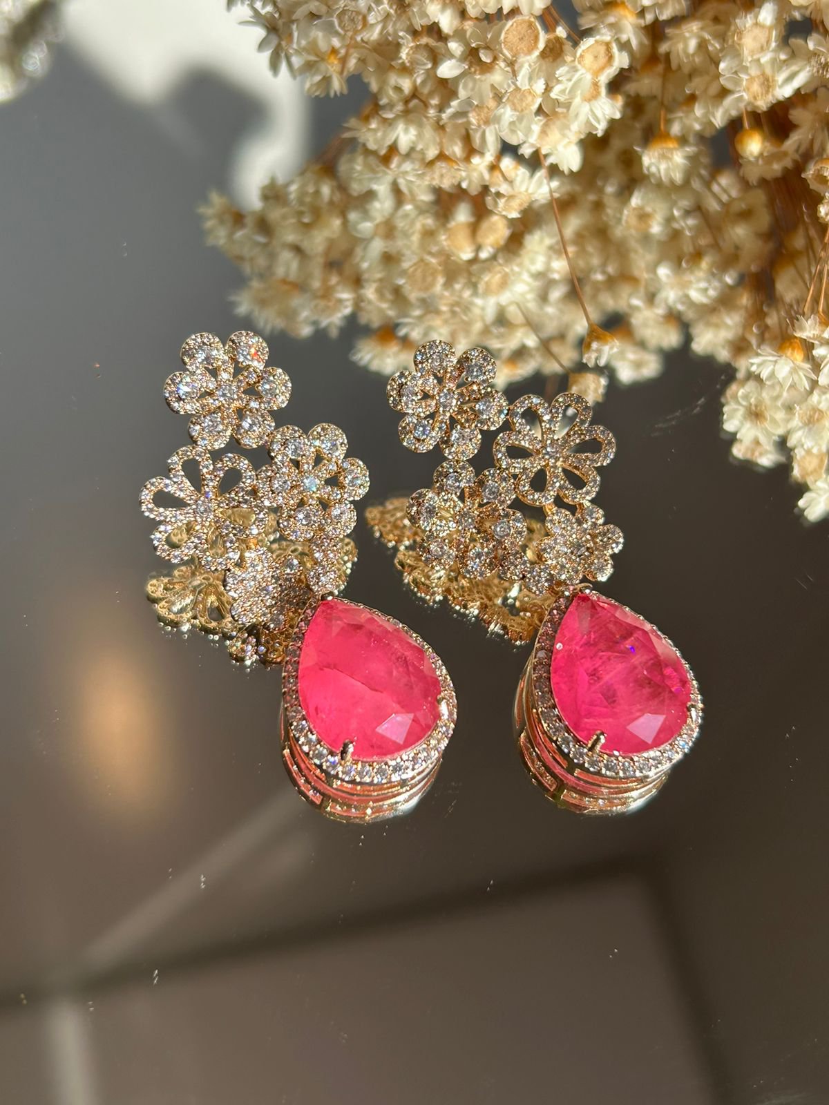 Brinco Três Flores Pink Banho de Ouro