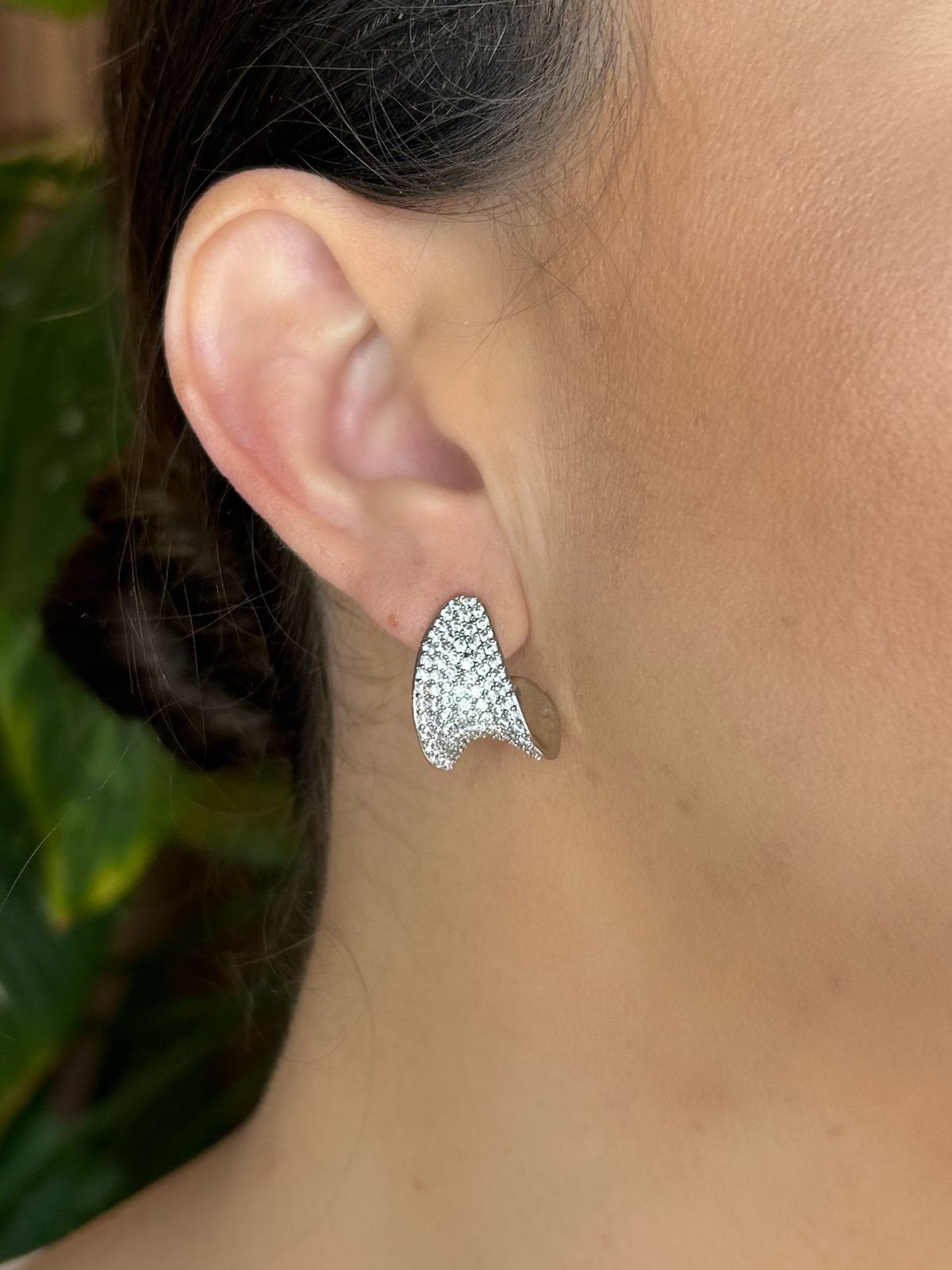 Brinco Meia Argola Cravejada Ródio Banco