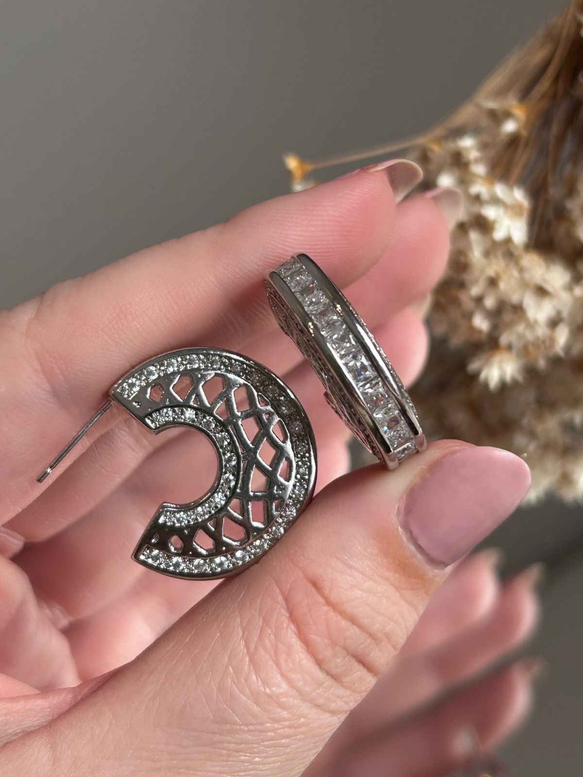 Argola Baguetada Com Detalhes Na Lateral Prateada