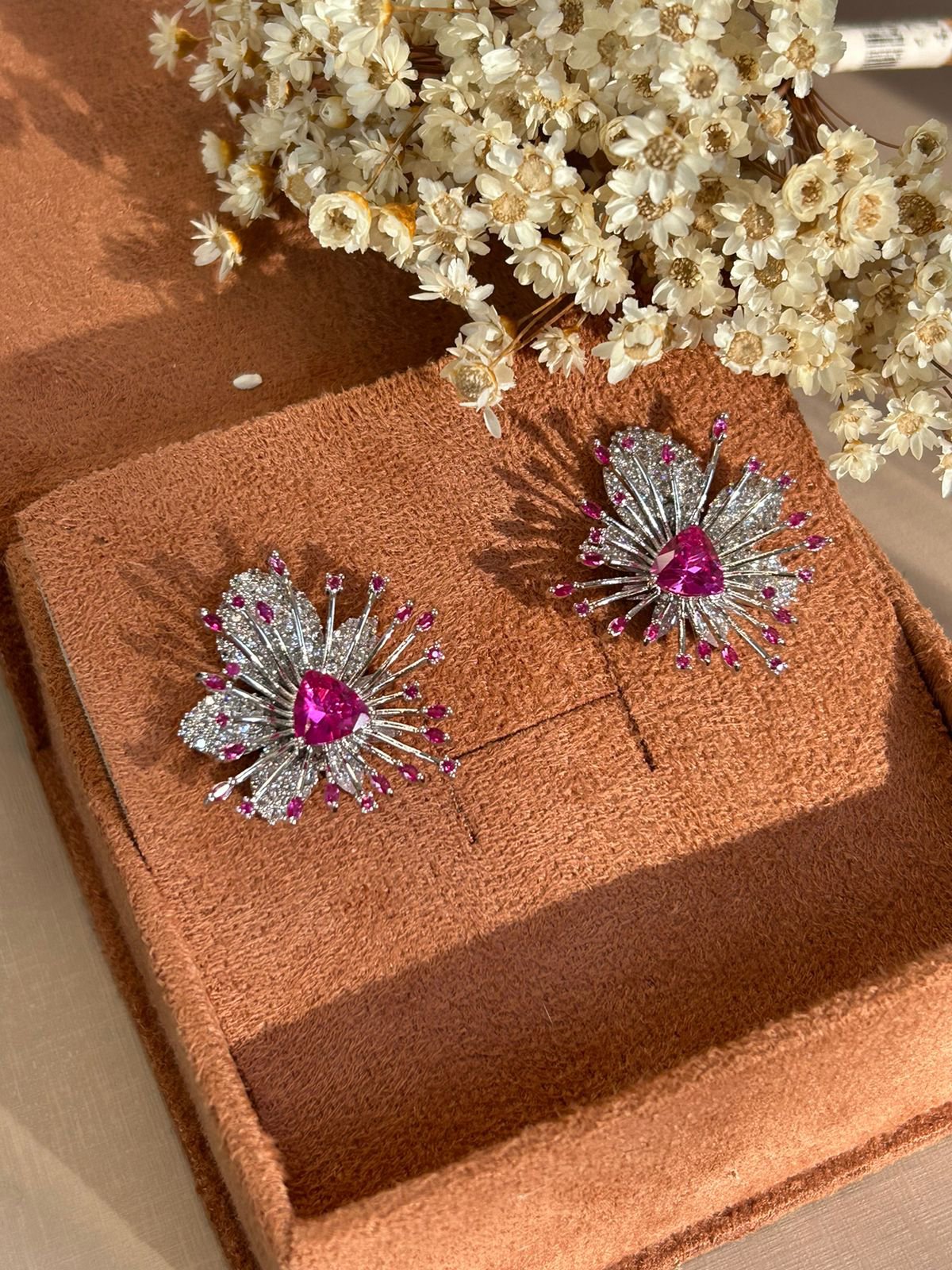 Brinco Raios Flor Safira Rosa Pink Rodio Branco