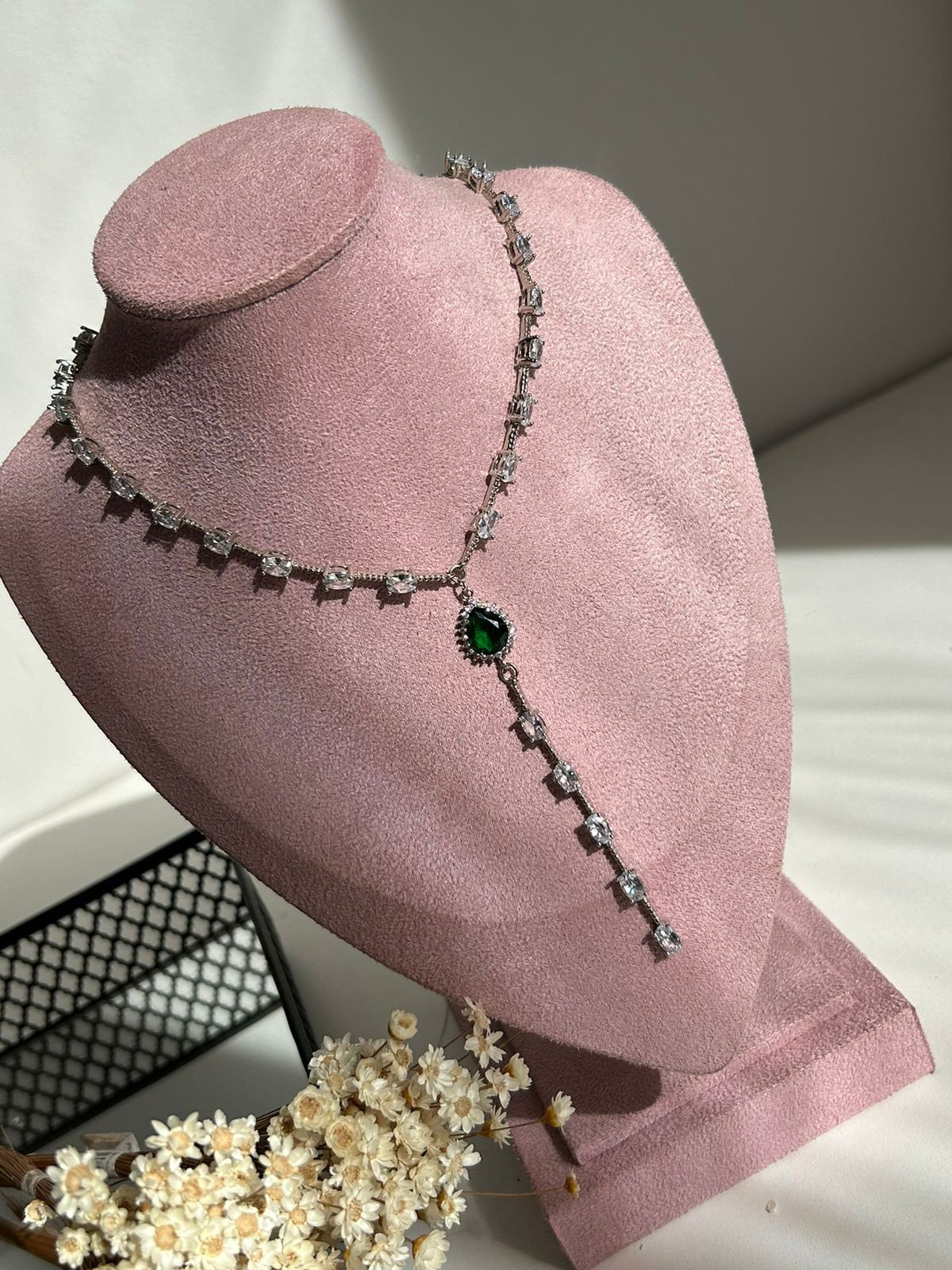 Colar Gravata Verde Esmeralda Ródio Branco