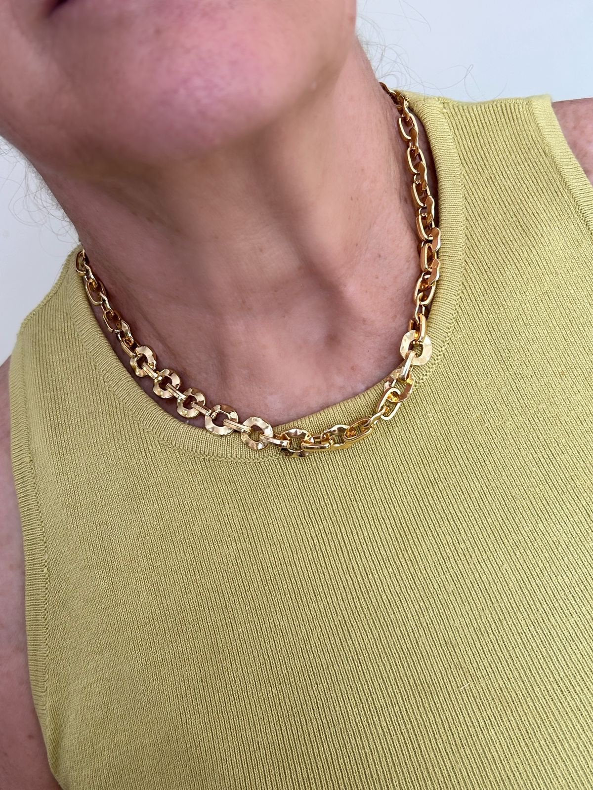 Colar Elos Martelado Dourado
