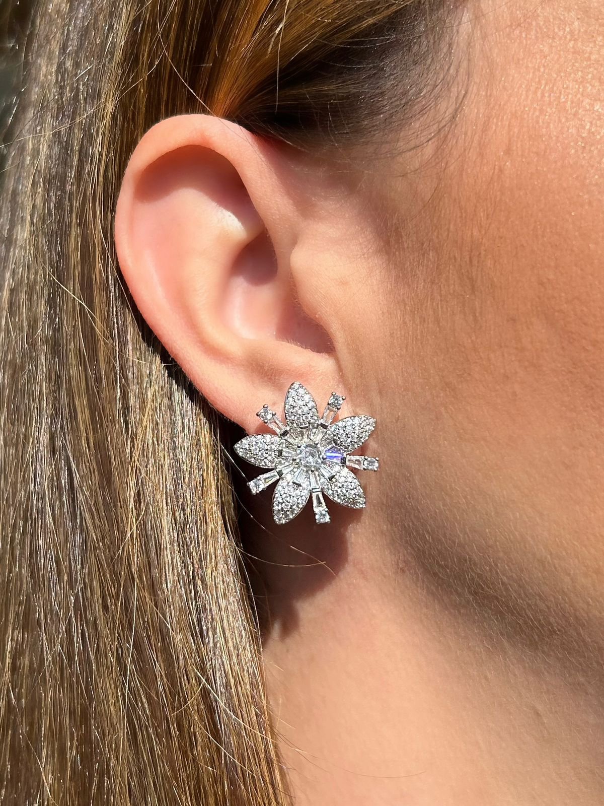 Brinco Flor Cravejado Ródio Branco