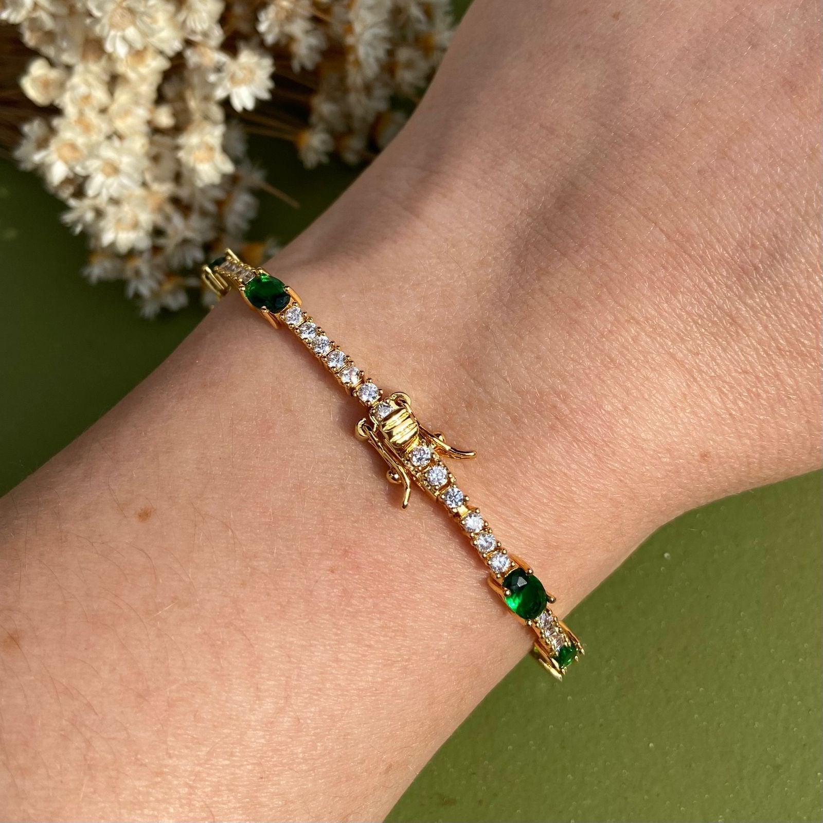 Pulseira Riviera com Pedras Ovais Verde Esmeralda Banho de Ouro.