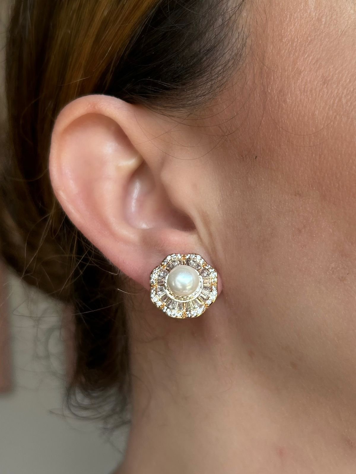 Brinco Flor Com Pérola Dourado