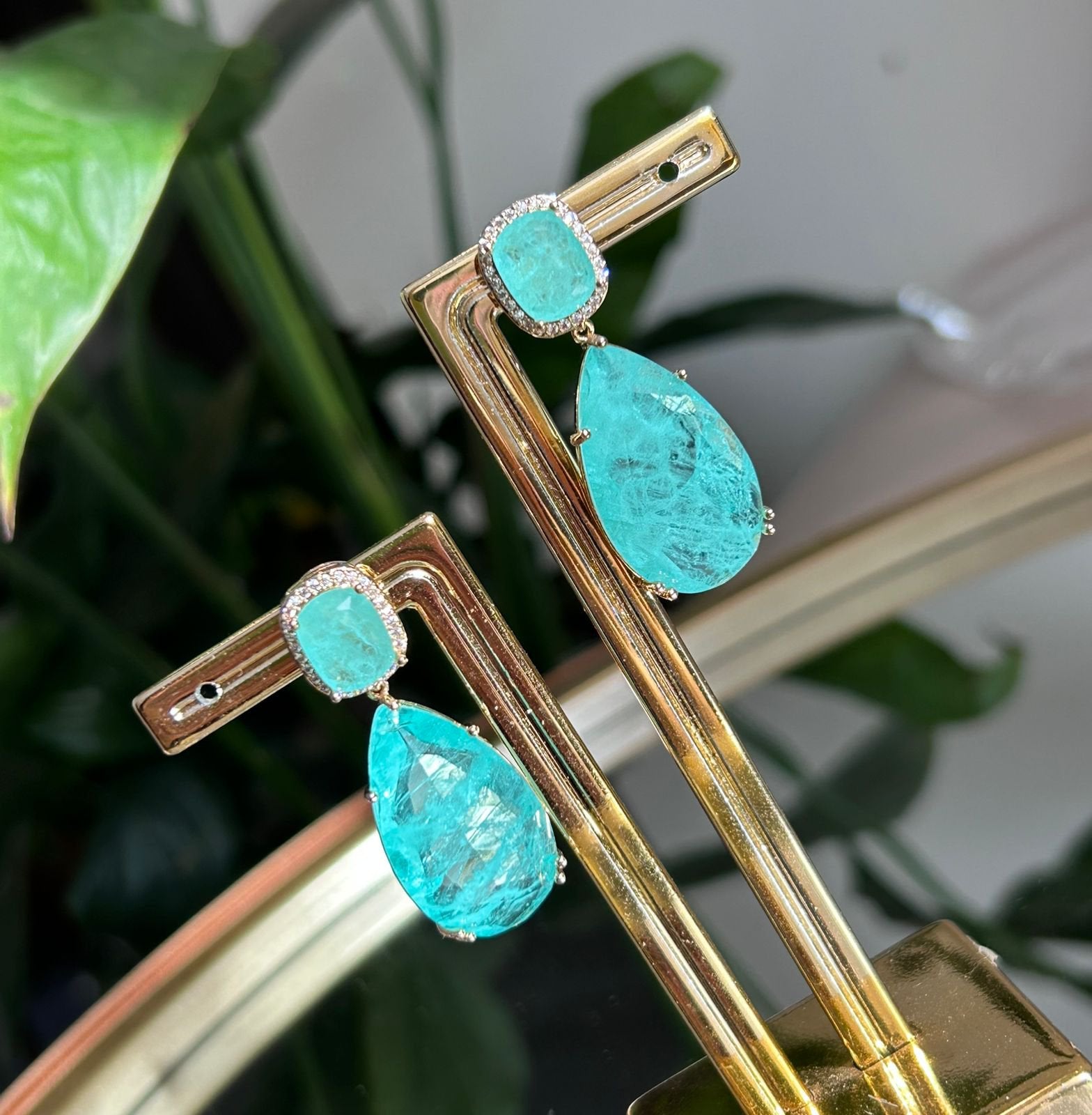 Brinco Turmalina Base Retangular e Gota Dourado