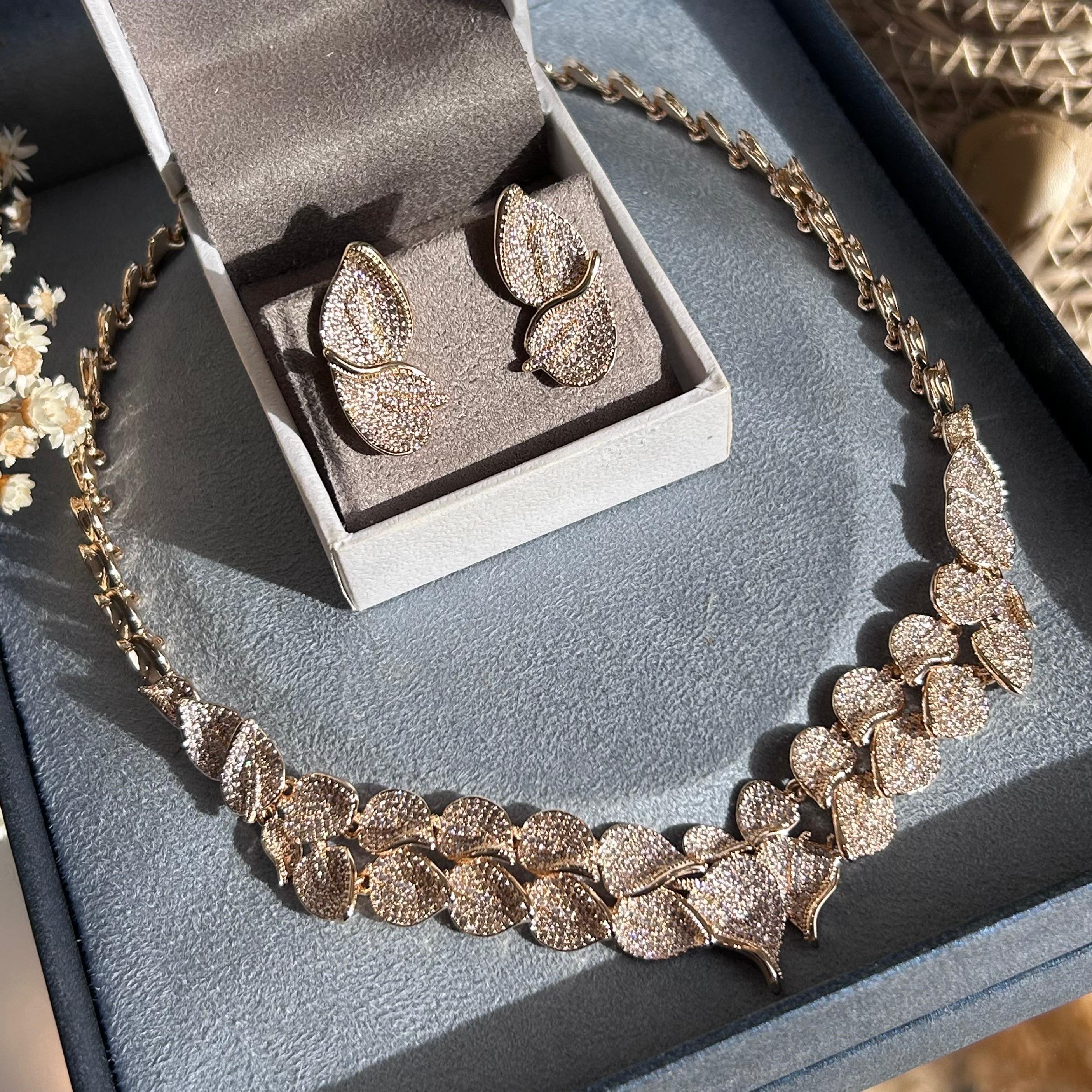 Conjunto Brinco E Colar Copo De Leite Cravejado Dourado