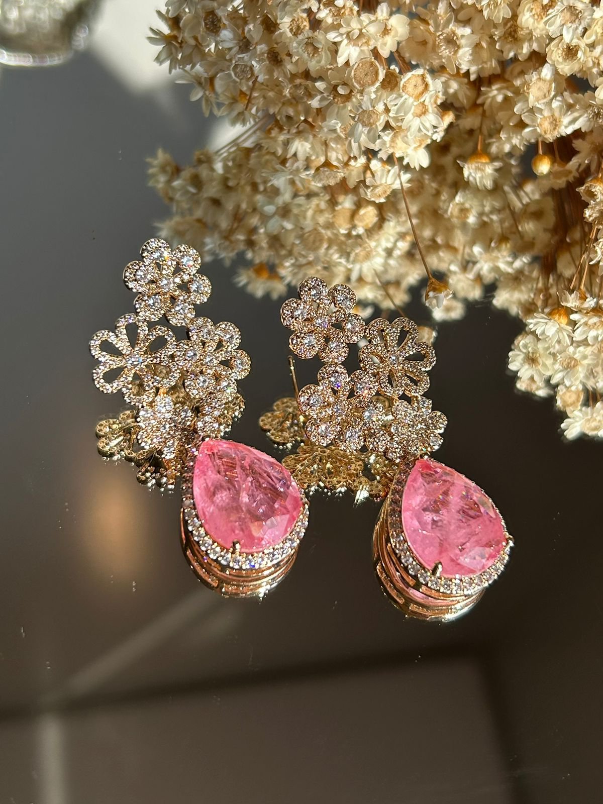 Brinco Três Flores Ligth Pink Banho de Ouro