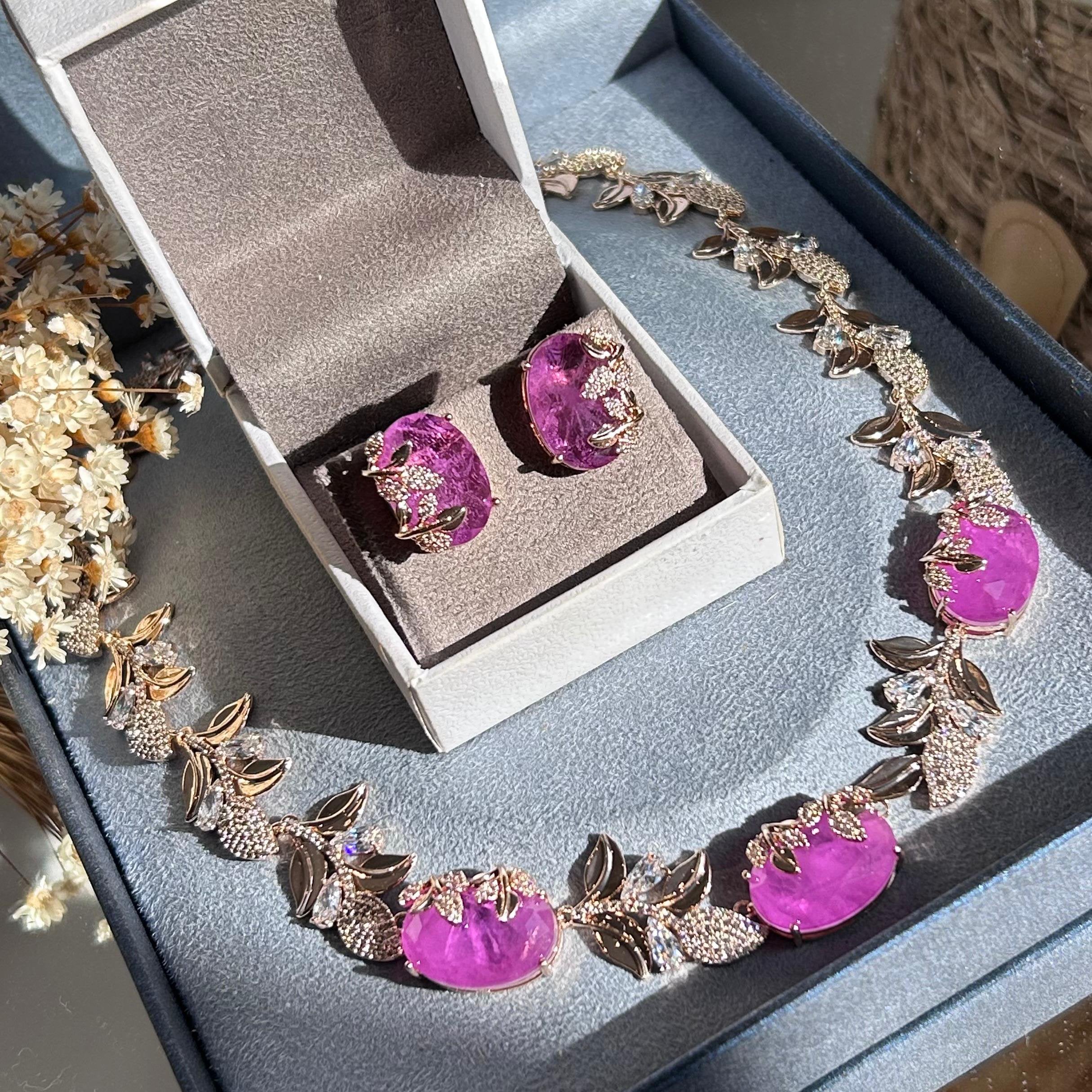 Conjunto Brinco E Colar Folhas Pedra Fucsia Fusion