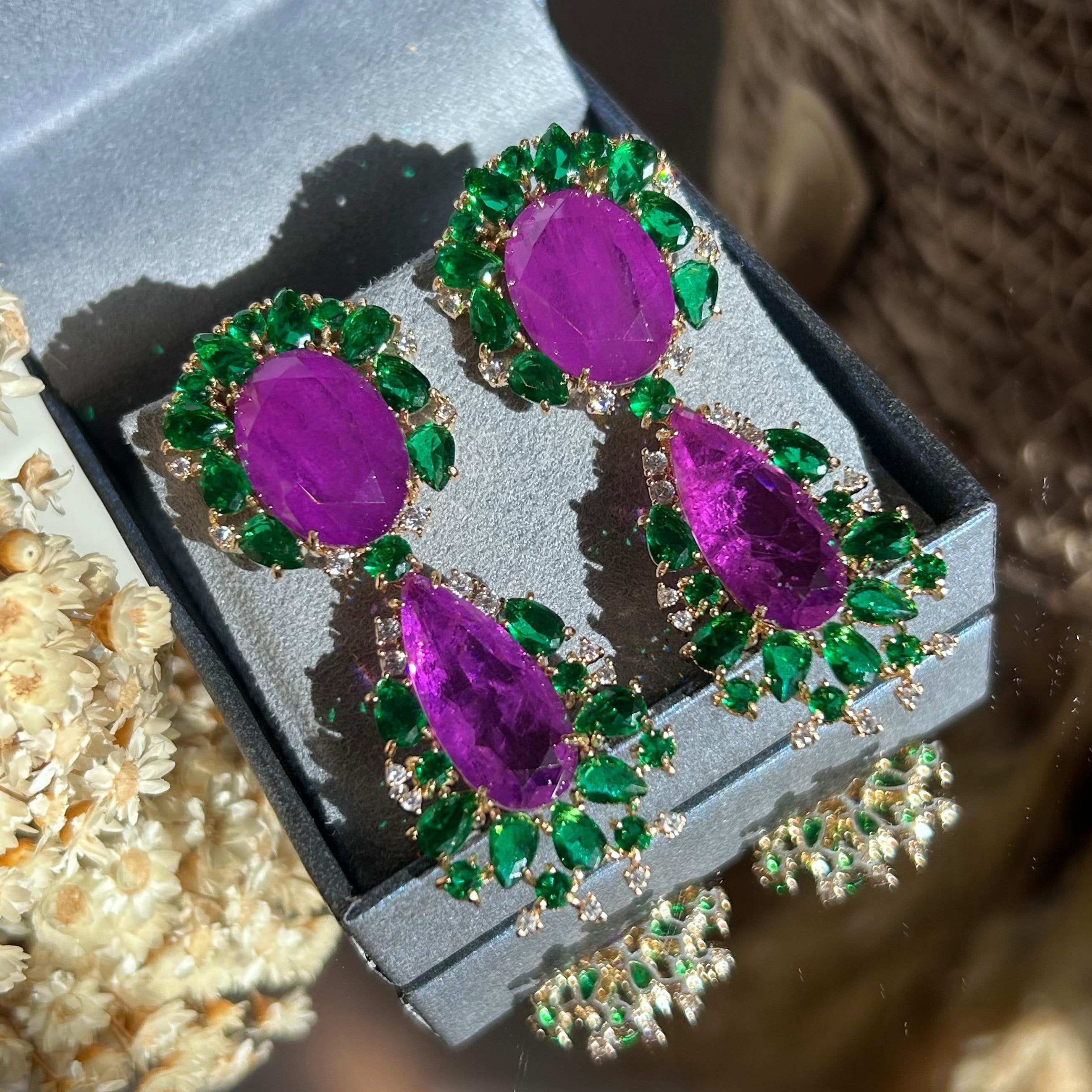 Brinco Ultra Violeta Detalhes Esmeralda