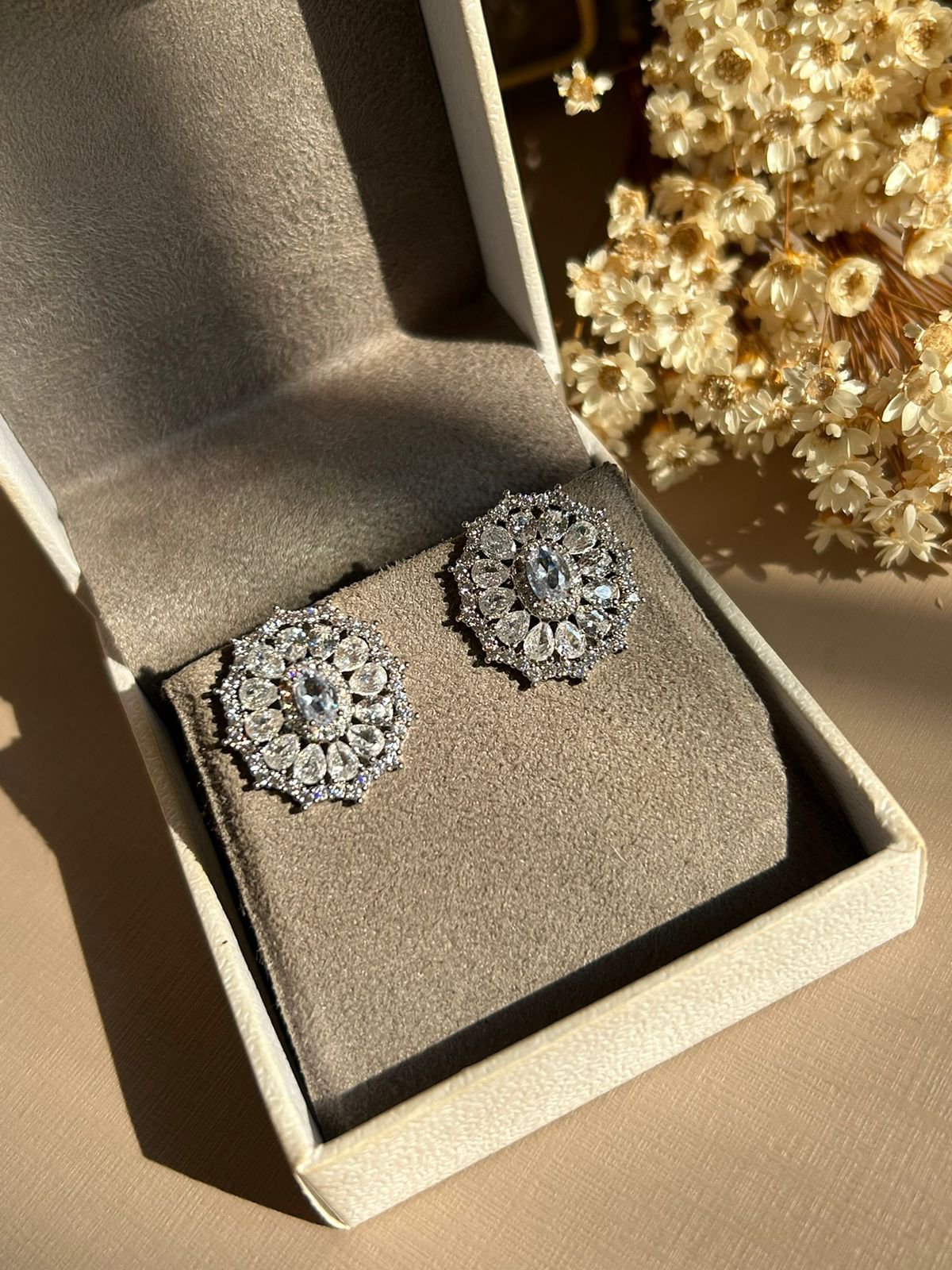 Brinco Zircônias Flor Ródio Branco