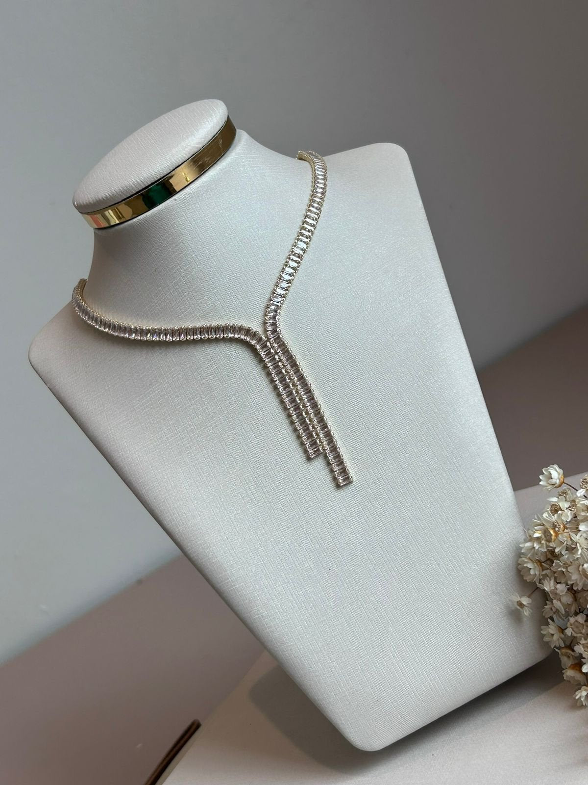 Colar Gravata Riviera Baguete Dourado