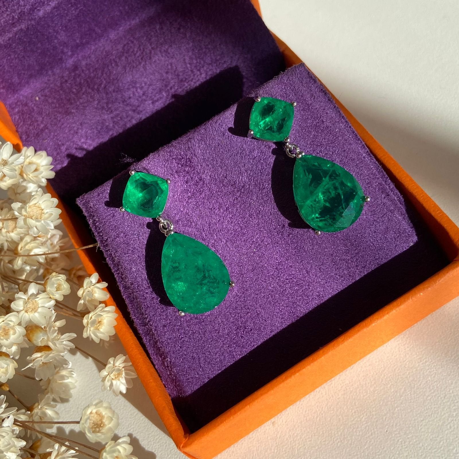 Brinco Duas Pedras Verde Esmeralda Banho Ródio Branco