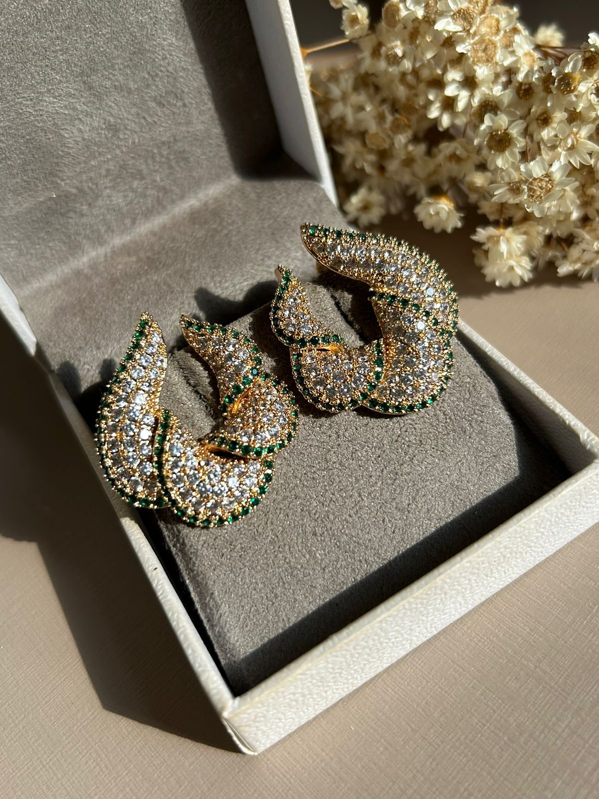 Brinco Argola Frontal Cravejada Verde Esmeralda Ouro