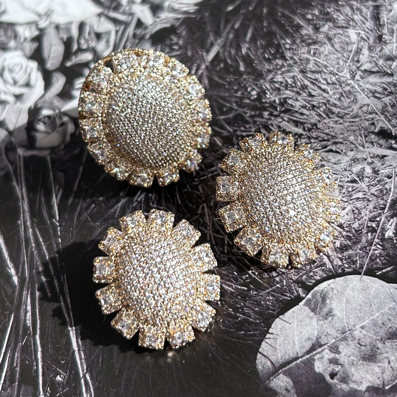 Conjunto Brinco e Anel Flor Cravejada Dourada