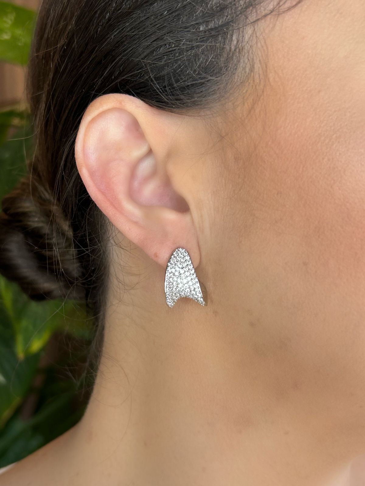 Brinco Meia Argola Cravejada Ródio Banco