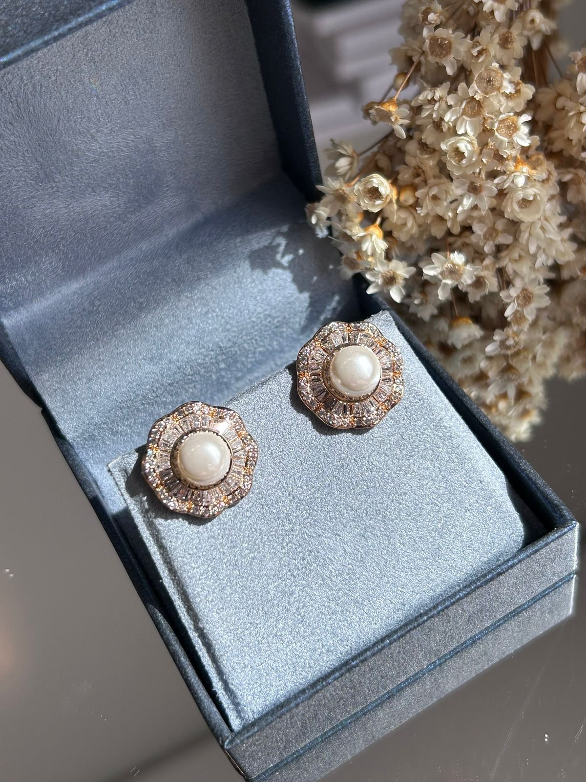 Brinco Flor Com Pérola Dourado