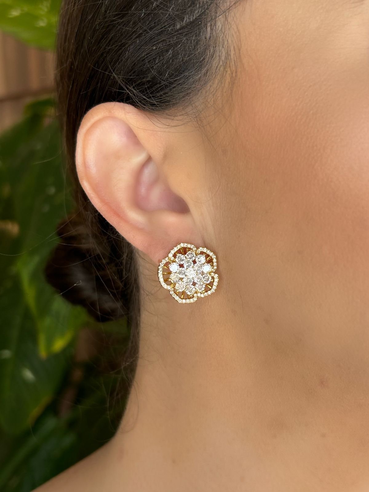 Brinco Flor Vazada Micro Zircônias Cristal Ouro
