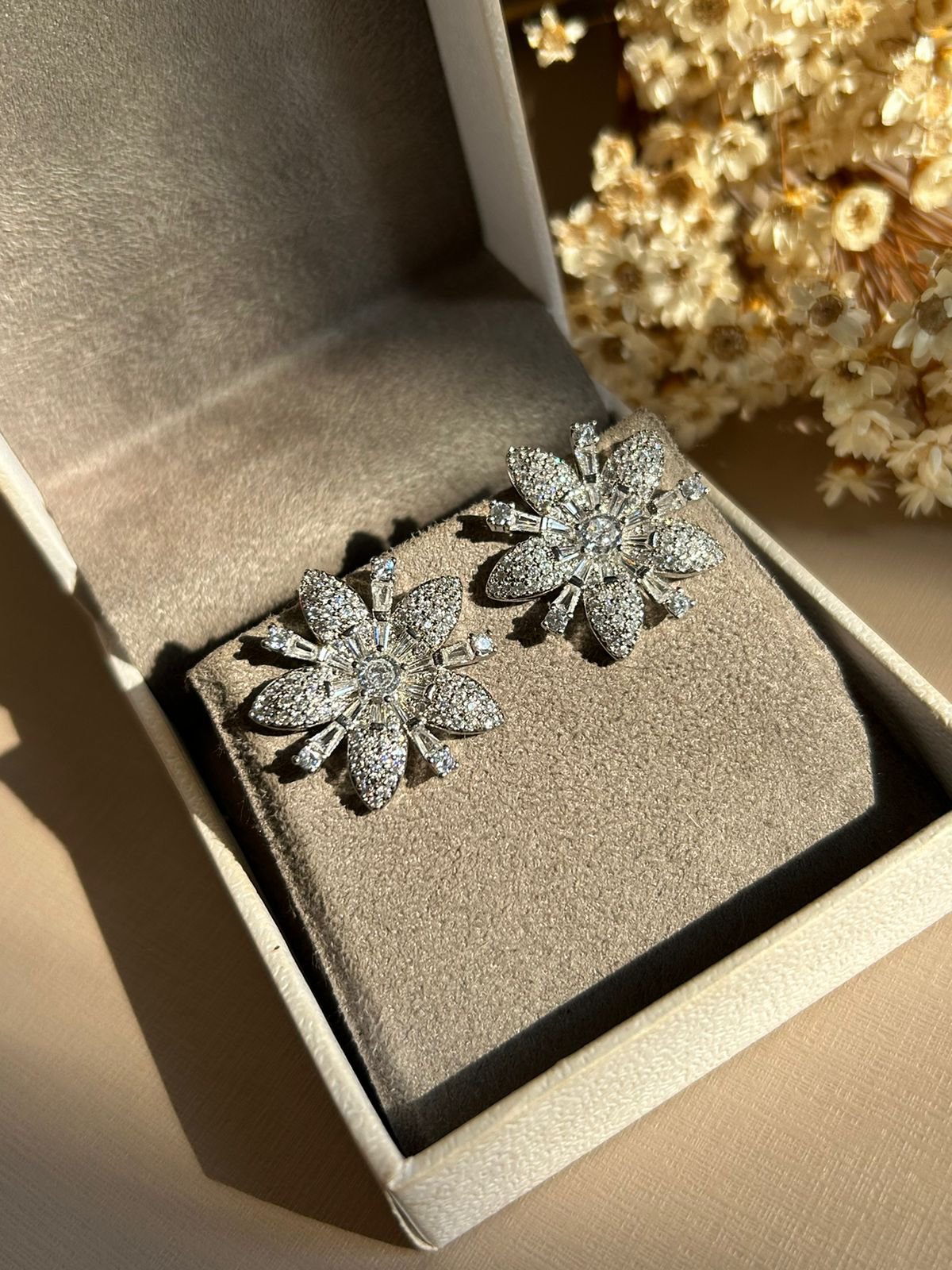 Brinco Flor Cravejado Ródio Branco