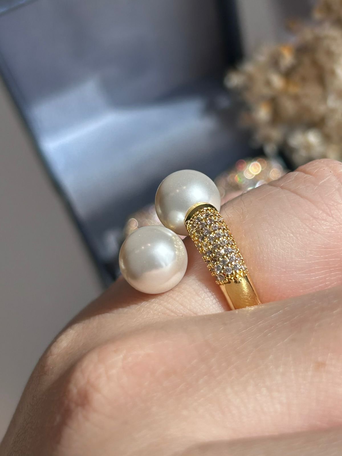 Anel Cravação com Duas Pérolas Dourado
