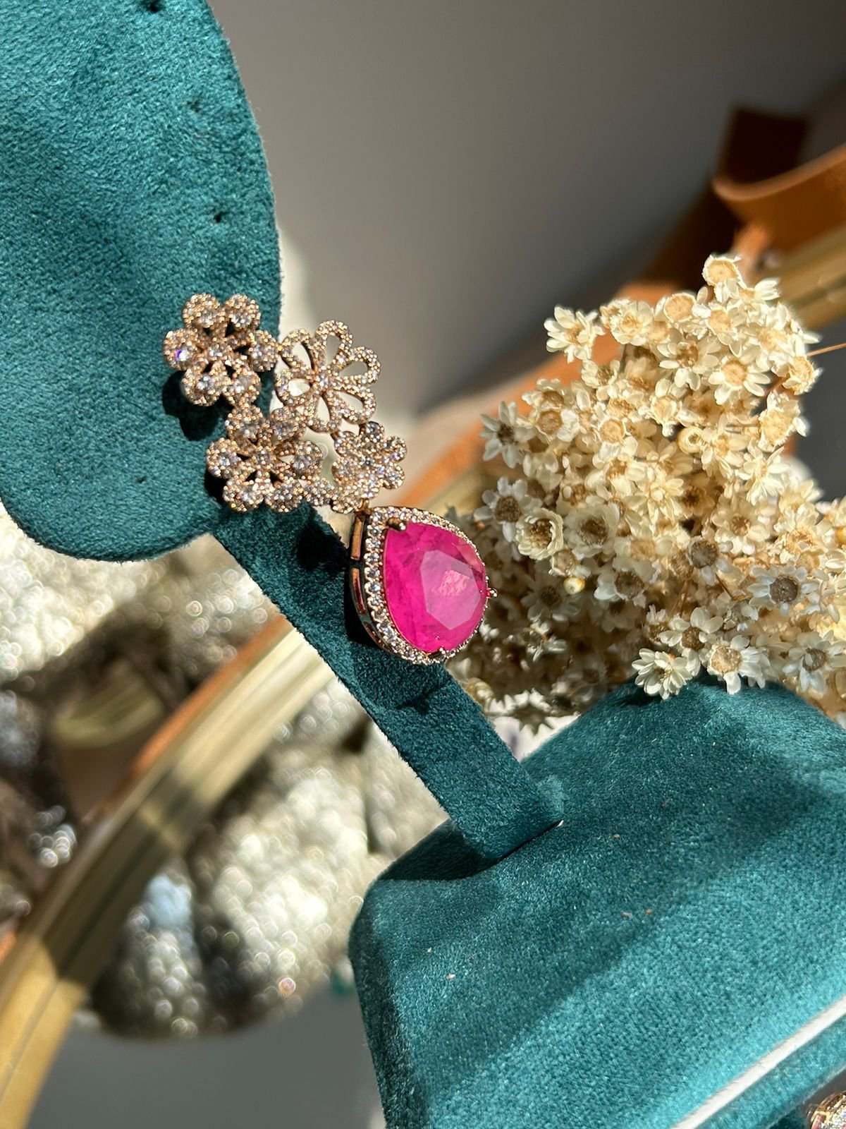 Brinco Três Flores Pink Banho de Ouro