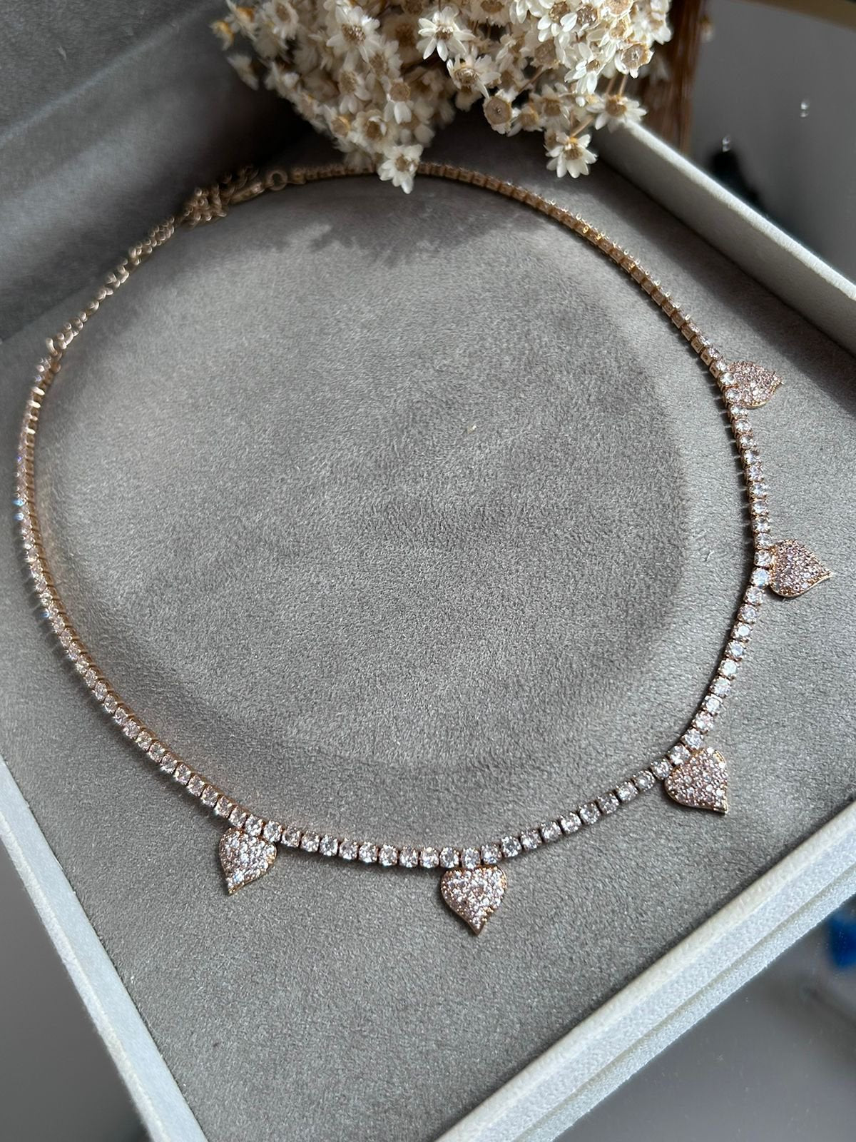 Colar Riviera Penduricalhos Coração Dourado