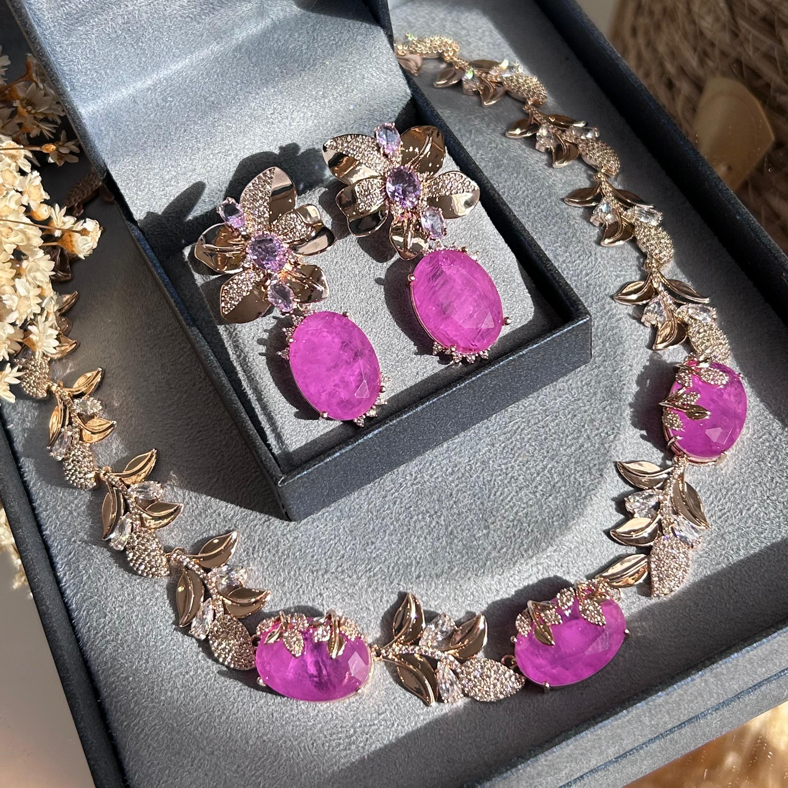 Conjunto Brinco Grande E Colar Folhas Pedra Fucsia Fusion