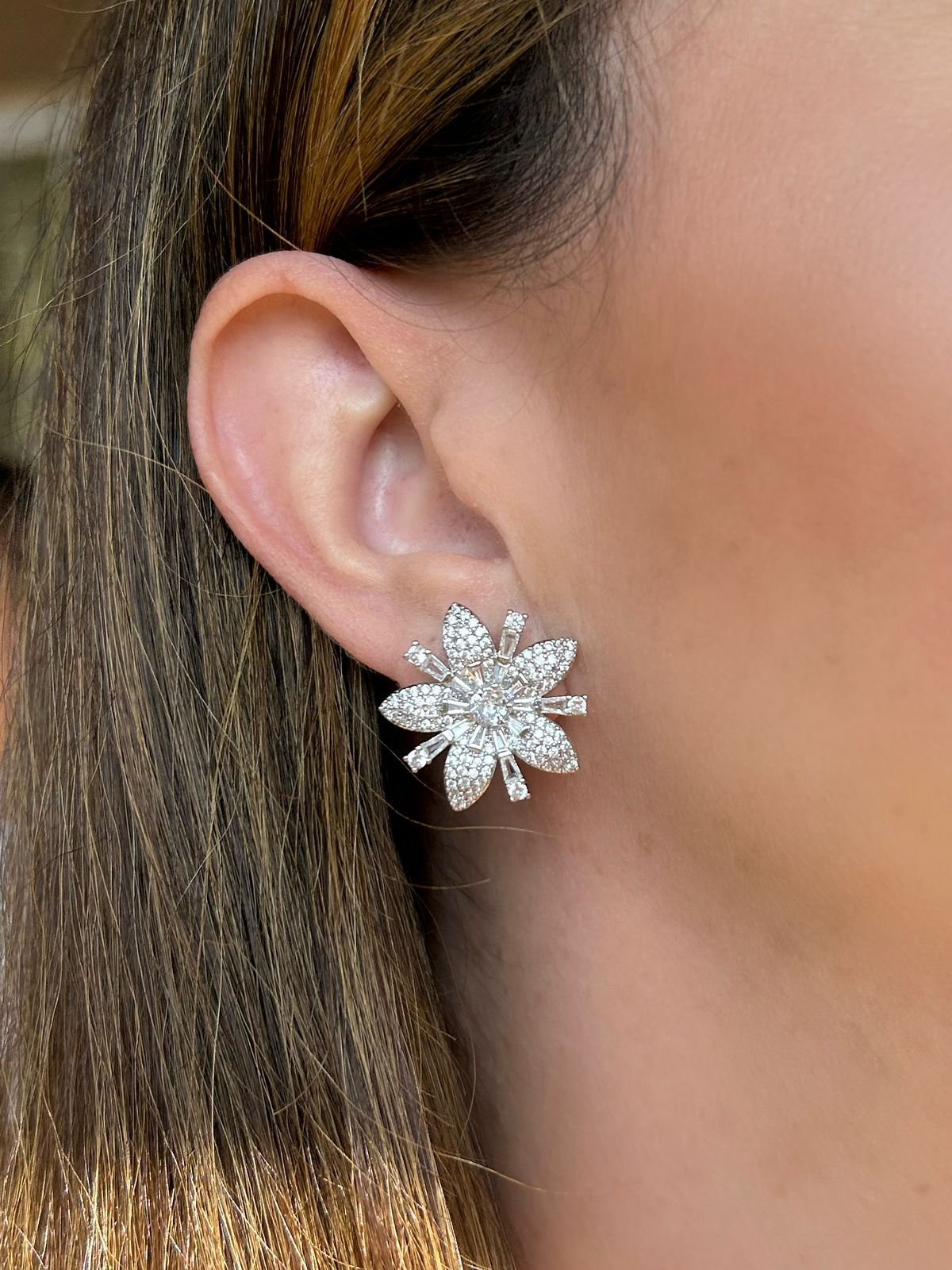 Brinco Flor Cravejado Ródio Branco