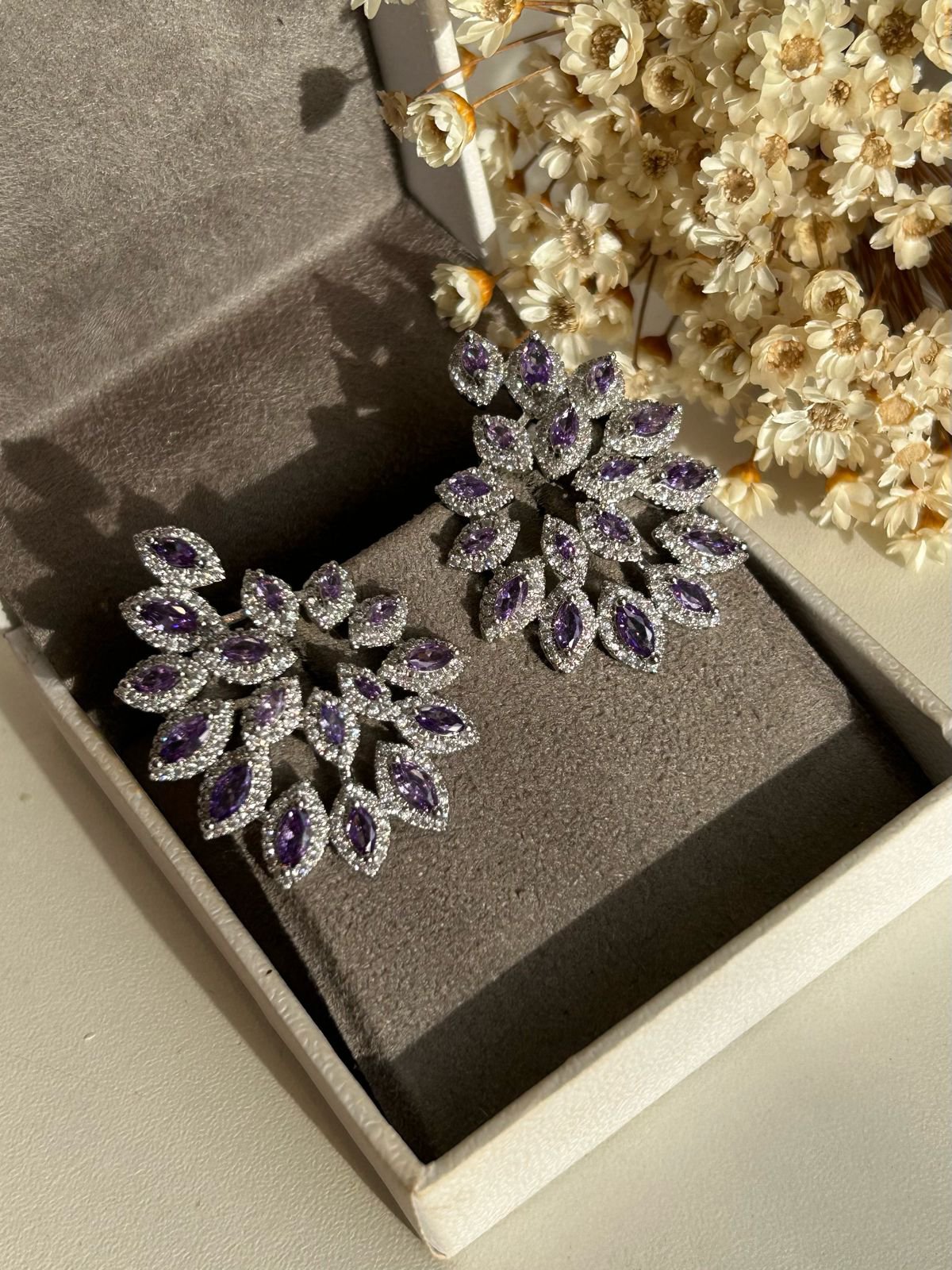 Brinco Navetes Zircônias Ametista Banho de Rodio Branco