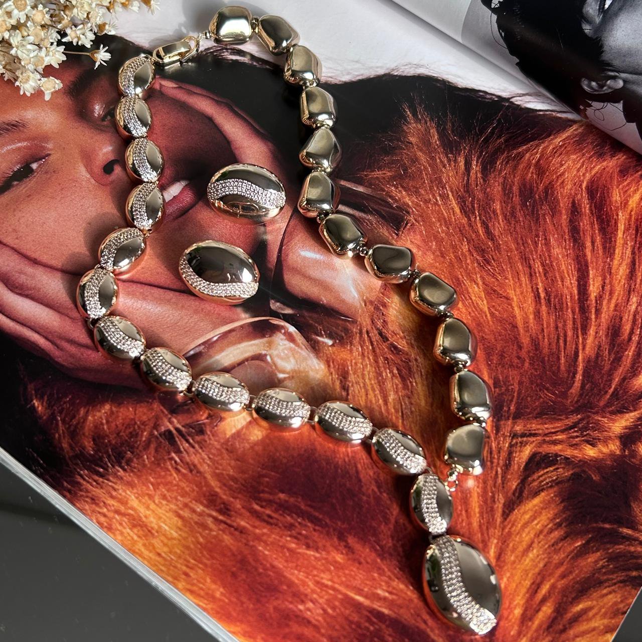 Conjunto Brinco e Colar Oval Cravejado Dourado