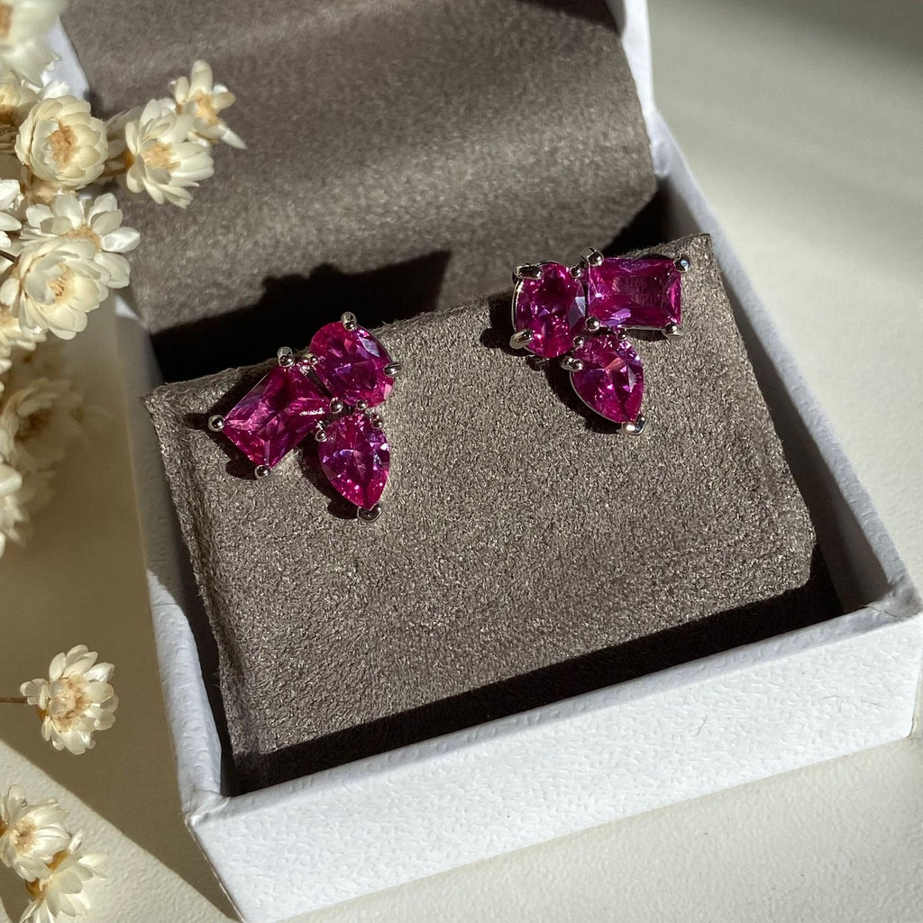 Brinco geométrico três pedras Safira Rosa (pink)