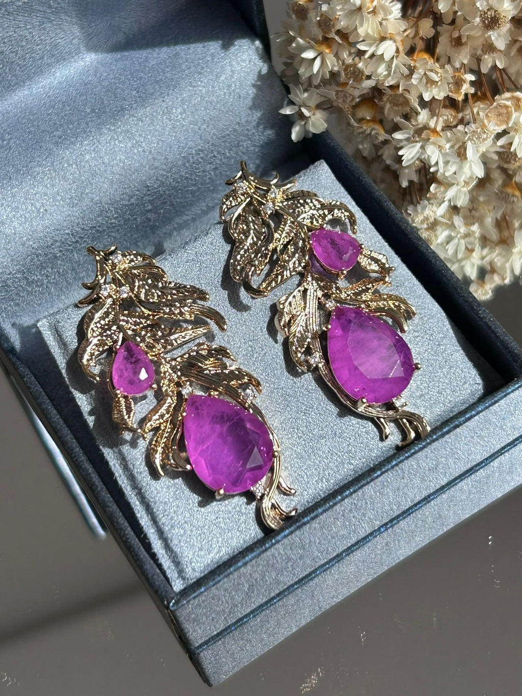 Brinco Folhagem Pedra Fúcsia