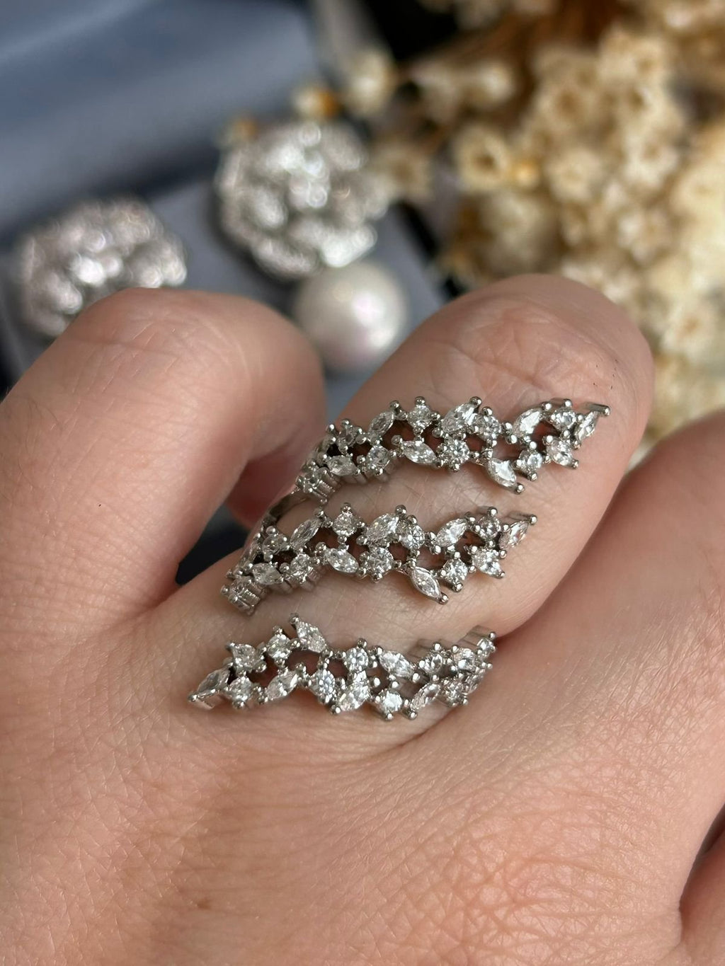 Anel Tres Voltas Zircônias Prateado