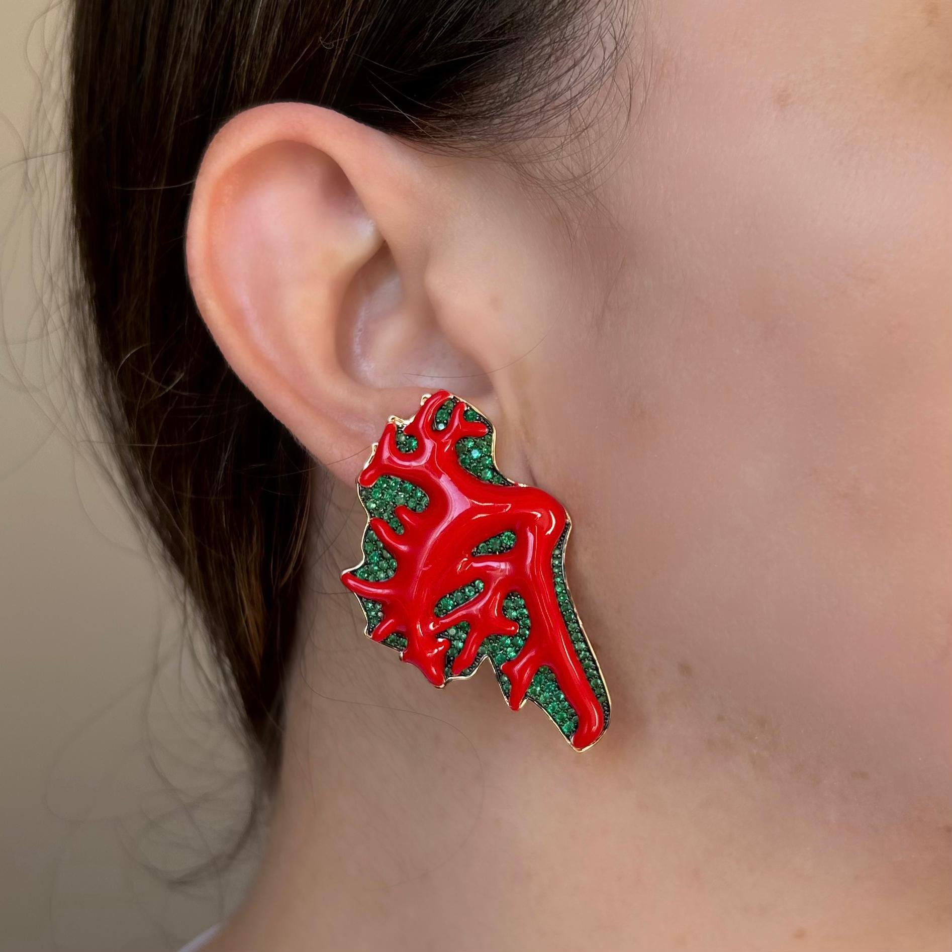 Brinco Coral Detalhes Verde Esmeralda