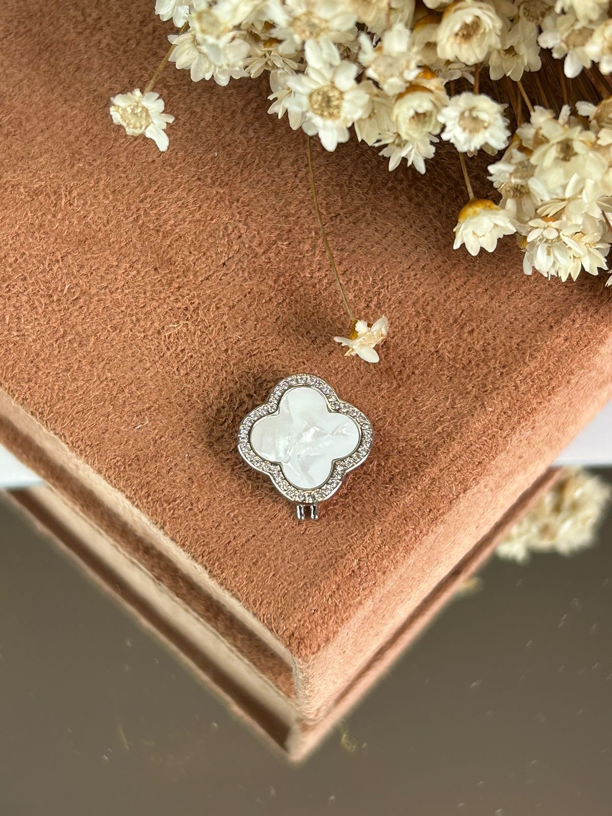 Pingente Charm Trevo Branco Para Pulseira e Riviera