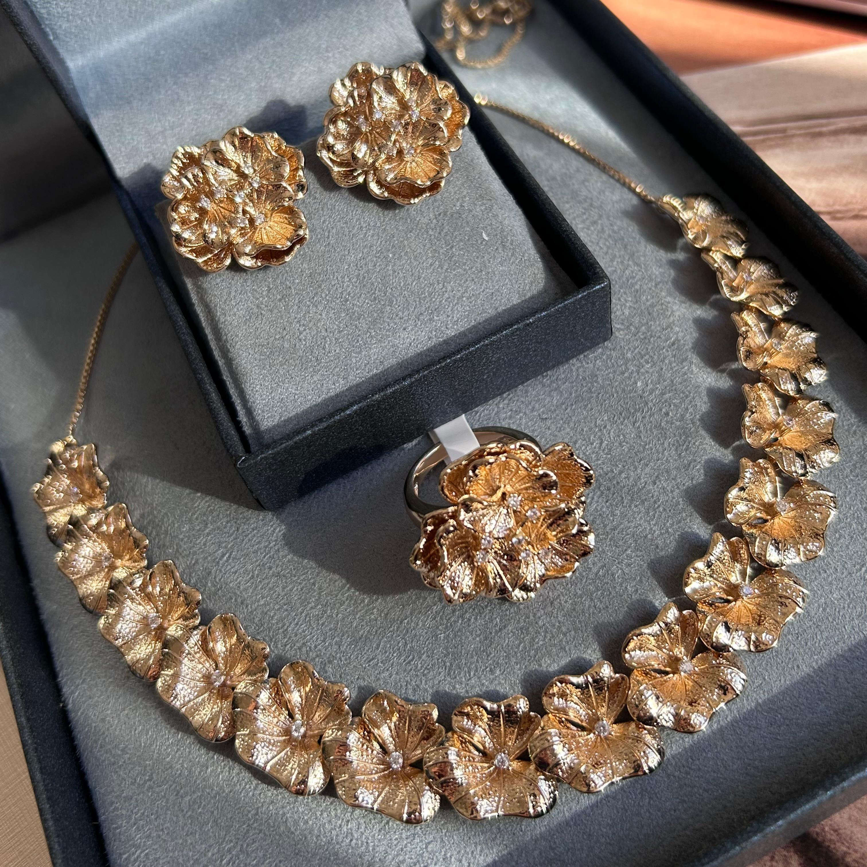 Conjunto Brinco, Colar e Anel Flores