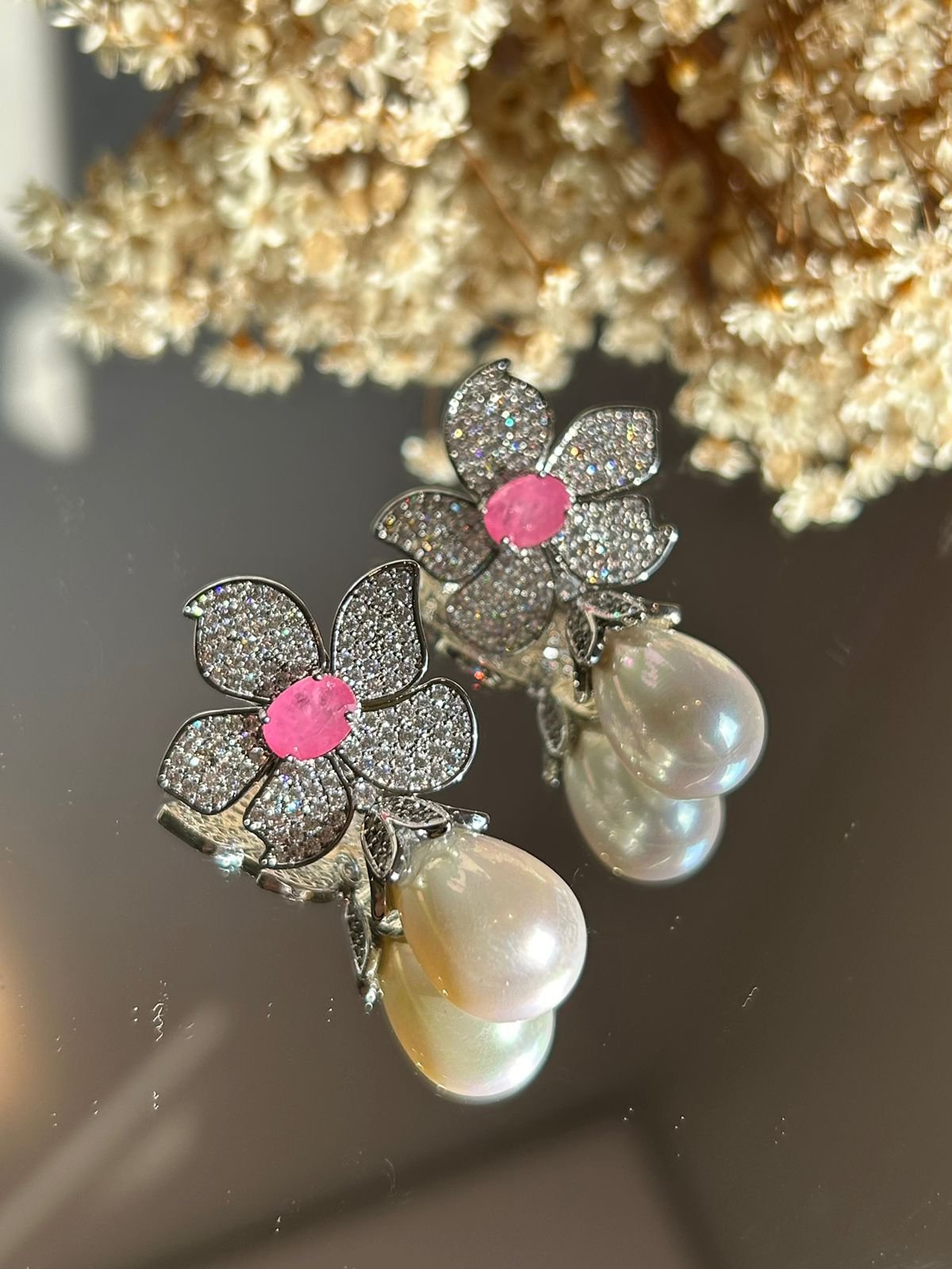 Brinco Luxo Flor Ligth Pink Pérola Ródio Branco