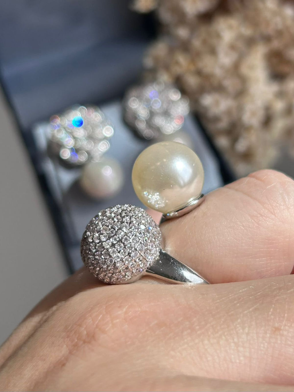 Anel Uma Esfera Cravejada e Pérola