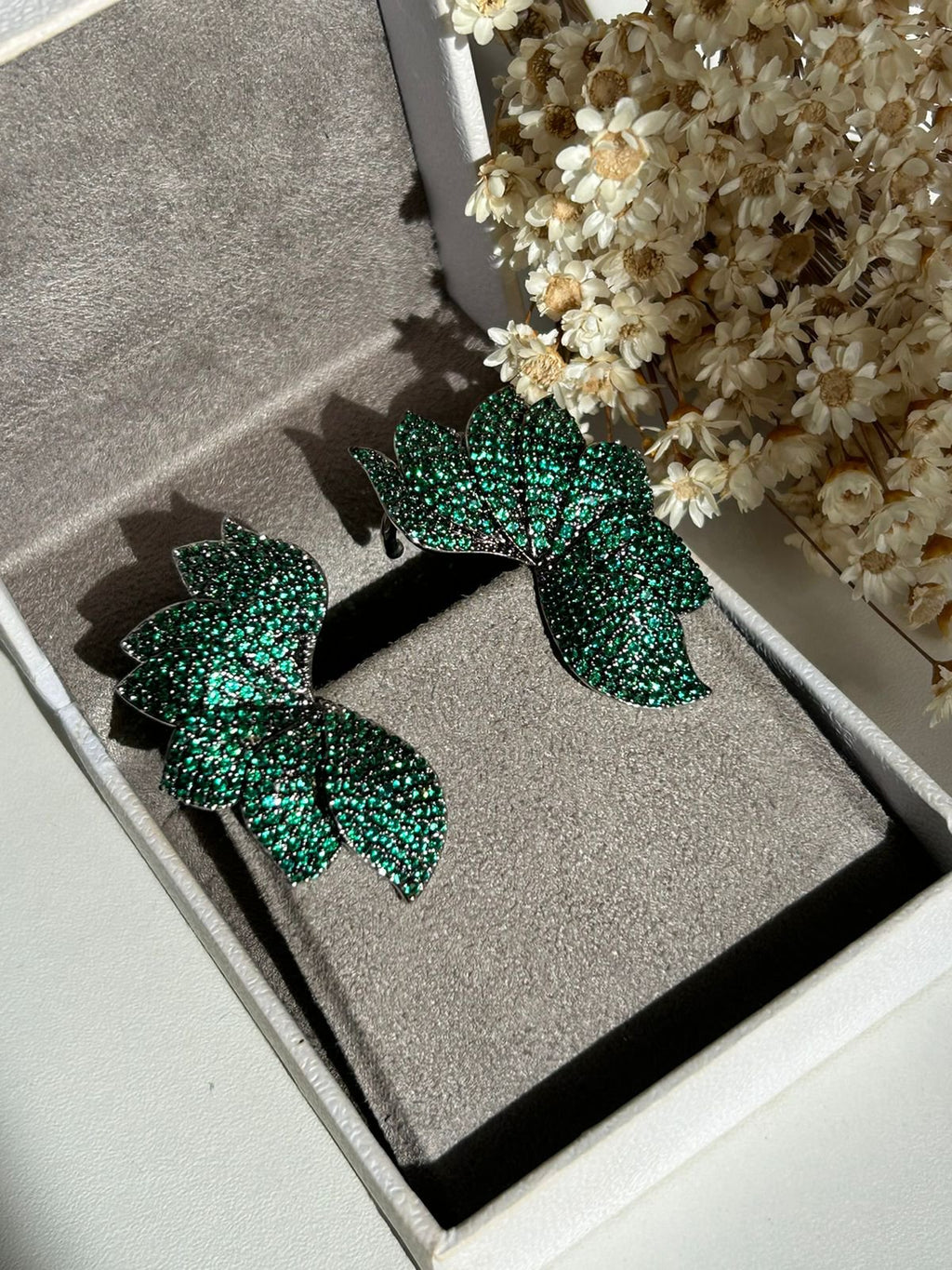 Brinco EarCuff Pétalas Verde Esmeralda