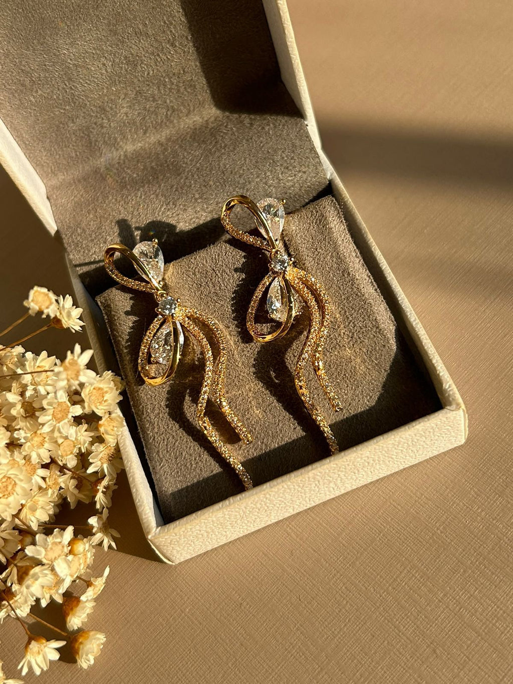 Brinco Laço Cravejado Ouro