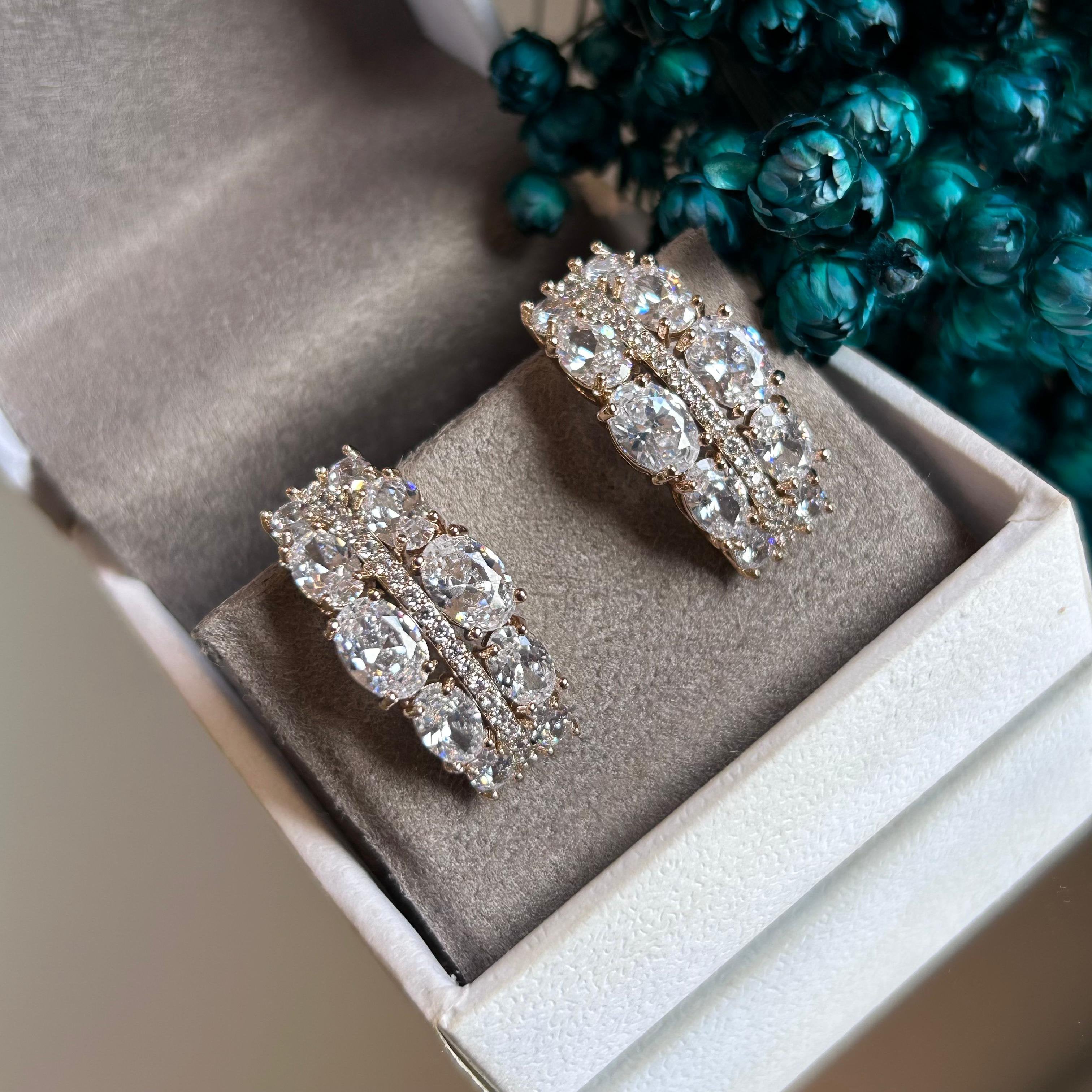 Brinco Meia Argola Pedras Ovais