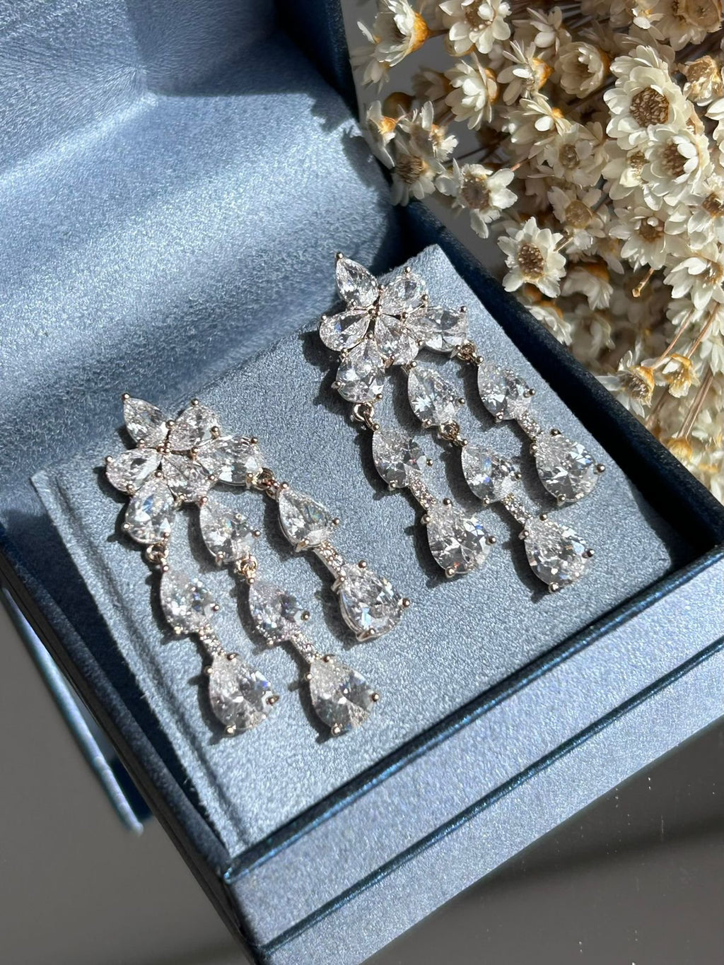 Brinco Cascata Zirconias Dourado